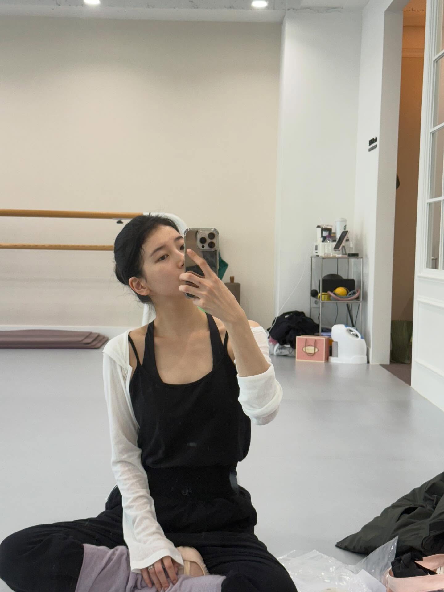 계절 안 타는 실내운동?👀
추운 겨울에도 몸선 예쁘게 잡아주는 발레하기🩰💕 이미지2