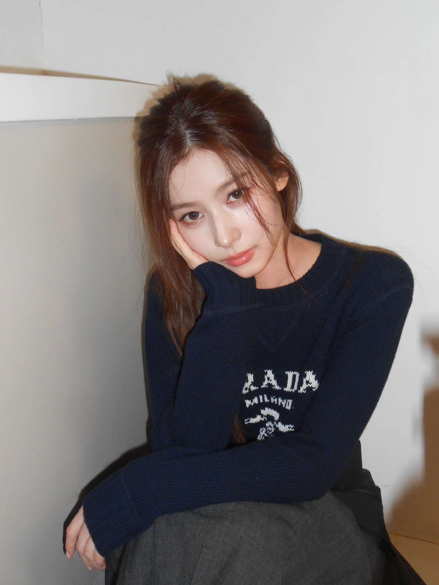 겨울 니트는 이걸로 정리해🤍
보다 보면 이미 장바구니에 담고 있을 걸?🛒🩶
겨울에 입기 좋은 니트 2가지, 지금 바로 소개해드릴게요.
1. 프라다 로고 크루넥 니트, 200만 원대
클래식한 로고 인타르시아가 돋보이는 크루넥 니트입니다. 크롭한 실루엣과 단정한 핏으로 세련된 무드를 더해주는데요. 사나는 플리츠 스커트와 로퍼를 매치해 모던한 데일리룩을 완성했습니다.
2. 미우미우 V넥 니트, 100만 원대
울과 캐시미어 혼방의 리브드 니트입니다. 오버사이즈 실루엣과 V넥 디자인으로 세련된 실루엣을 완성해주는데요. 장원영은 퍼 머플러와 블랙 토트백을 매치해 연말 데일리룩을 완성했습니다. 이미지2