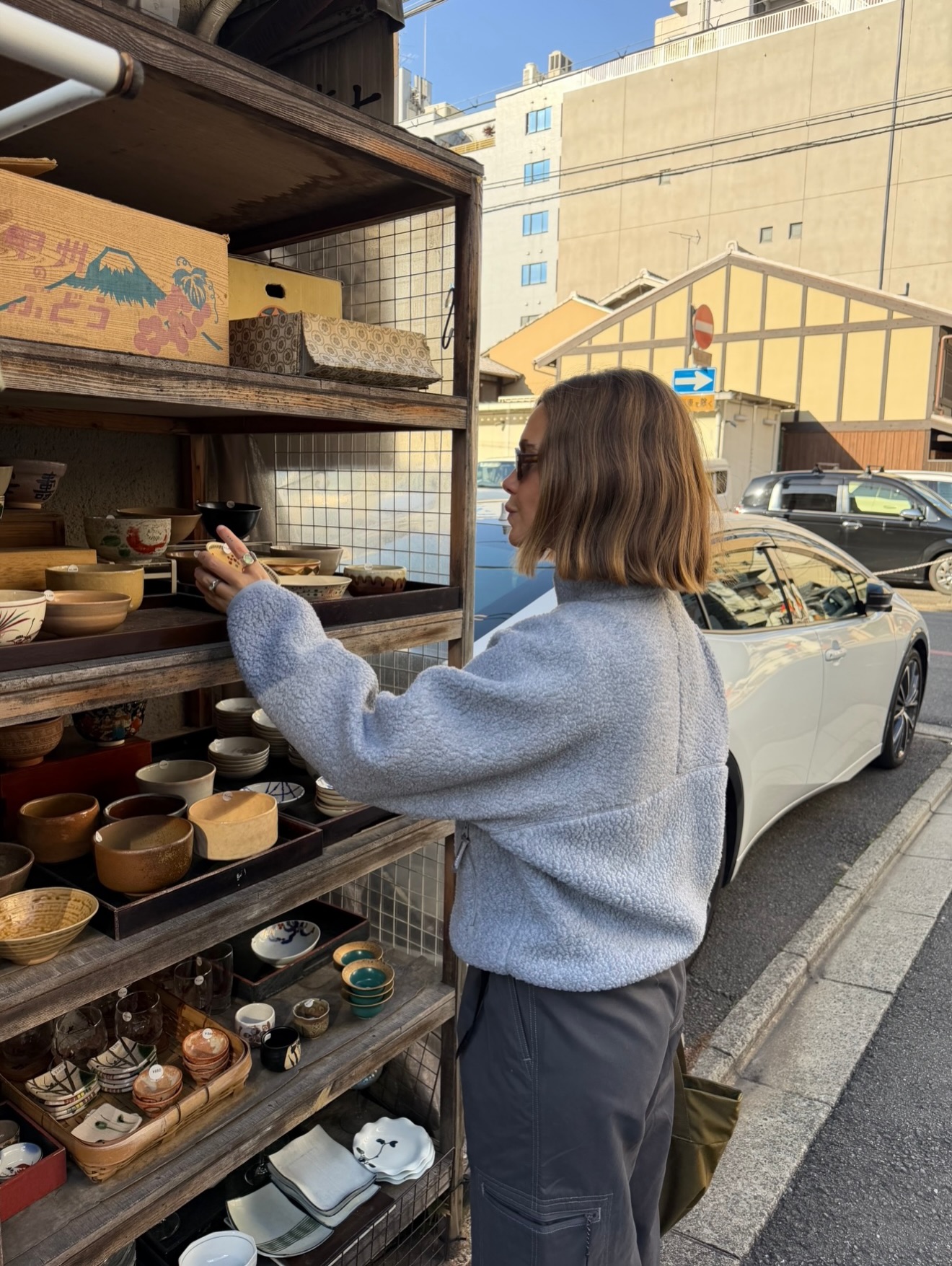 과하지 않아 더 매력적인 놈코어🎶
기본템만으로도 자연스레 시작할 수 있는 놈코어 알아보자🔍🖤
최근 편안함이 트렌드가 되면서 자연스럽게 놈코어도 떠오르는데요. 놈코어는 Normal과 Hardcore의 합성어로, 평범한 아이템 속에서 자신만의 개성을 살리는 스타일을 뜻하죠. 과하지 않은 아이템으로만 완성할 수 있다는 점이 특징입니다.
그중 대표적인 아이템으로는 플리스가 있습니다. 포근함에 실용성까지 더한 플리스는 단순한 디자인만으로도 놈코어 특유의 자연스러운 세련미를 살릴 수 있죠. 올 겨울, 편안함과 스타일을 모두 챙기고 싶다면 놈코어에 주목해 보세요. 이미지6