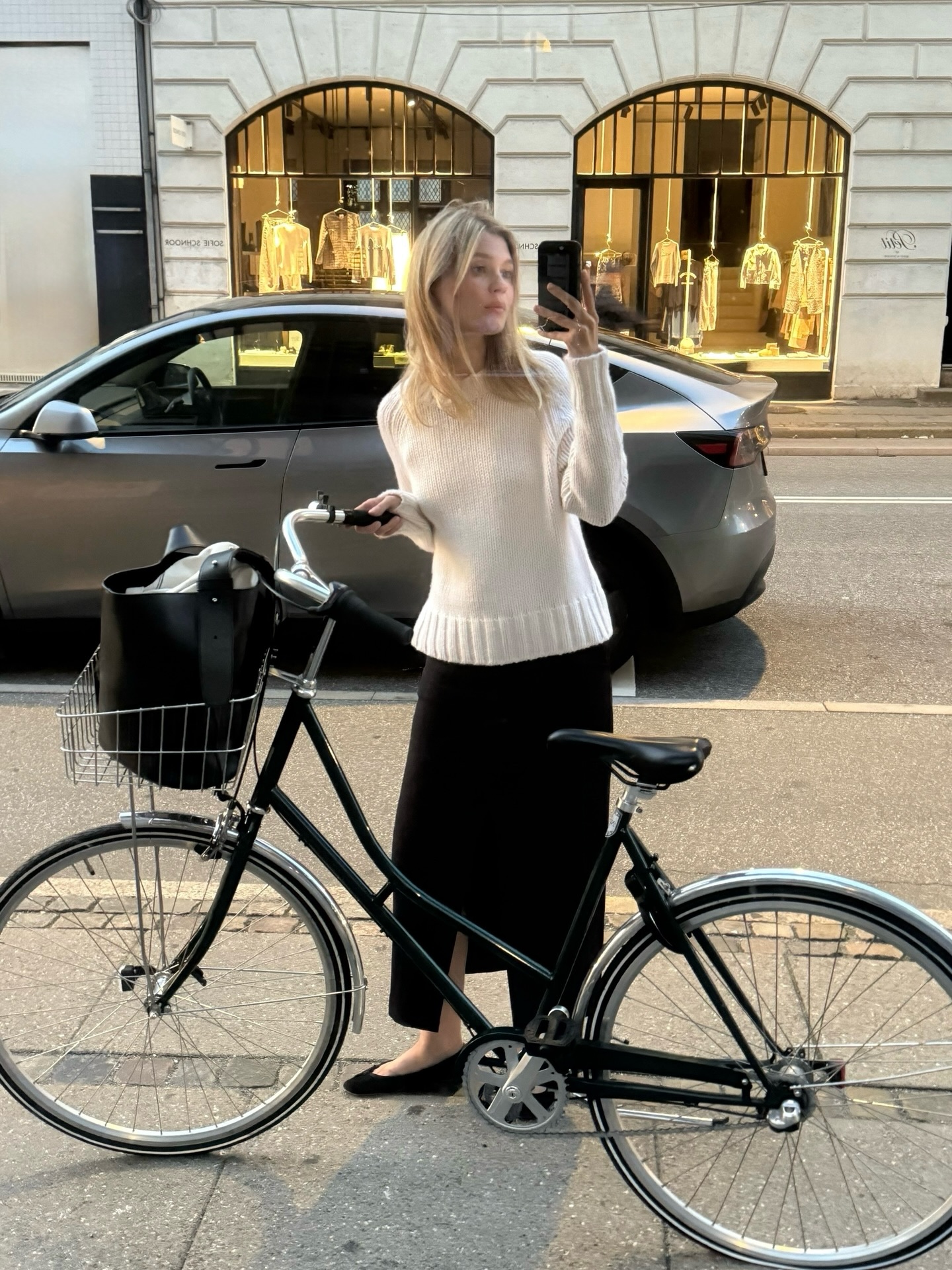 올겨울도 플랫슈즈는 사수해야 해✨
니트, 코트 같은 미니멀 룩엔 플랫슈즈로 깔끔하게 마무리🤍🖤 이미지3