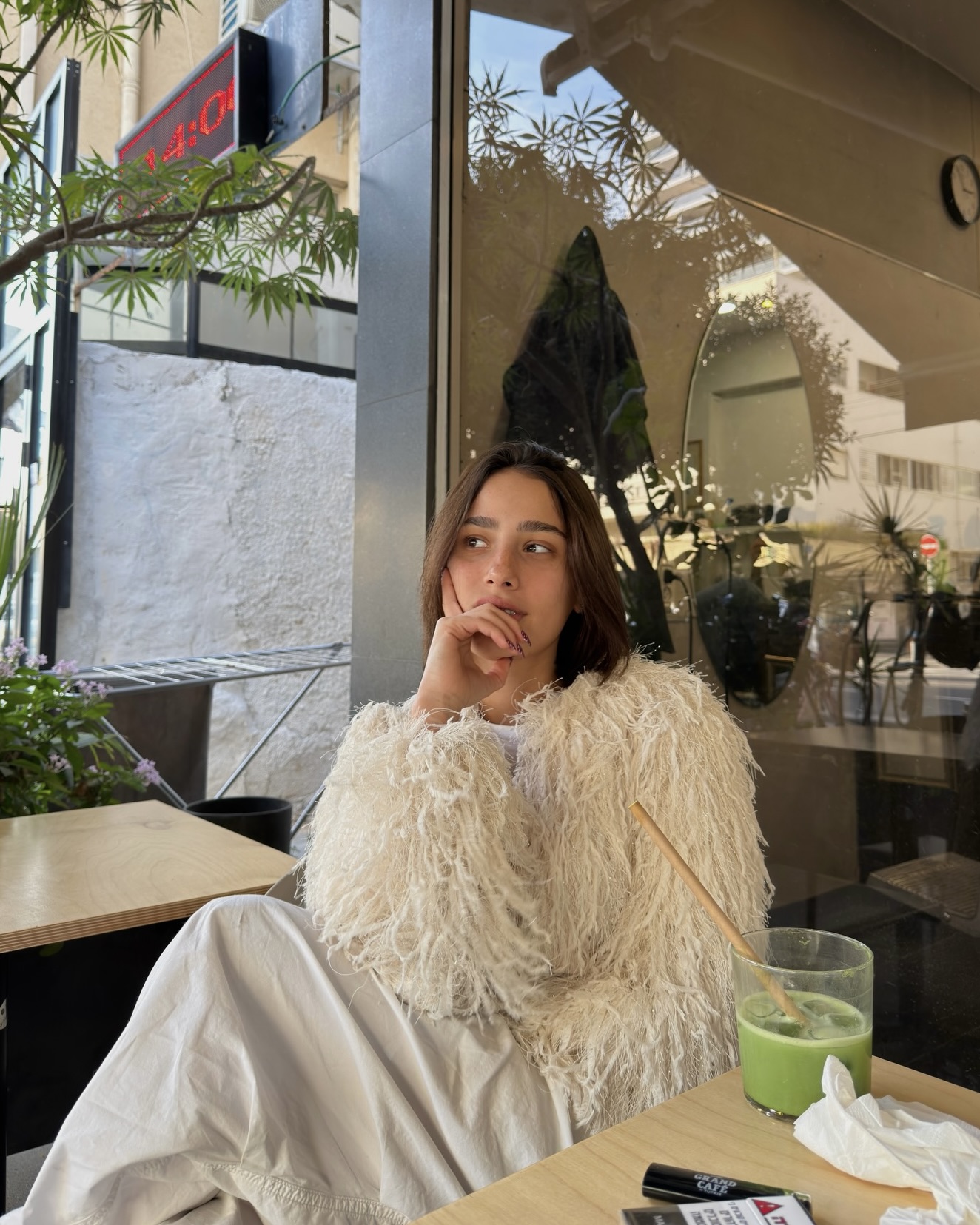 팬톤이 선정한 올해의 컬러는🔍
26년엔 새하얀 클라우드 댄서 컬러로 담백하고 미니멀하게🤍🫧
매년 팬톤은 한 해를 대표할 올해의 컬러를 발표하는데요. 26년 컬러는 바로 클라우드 댄서입니다. 오프 화이트 계열의 부드럽고 포근한 화이트로, 완전한 순백이라기보다 은은한 온기가 감도는 차분한 화이트 톤으로 고요하고 안정적인 분위기를 만들어 주죠.
팬톤은 "지금은 변화를 앞둔 시점이며, 미래와 우리 삶의 자리를 새롭게 재구성하는 시기"라고 설명하며 클라우드 댄서를 선정했는데요. 빠르게 변하는 현대 사회 속에서도 자연스럽고 익숙하게 받아들여지는 컬러라는 점이 선정된 주요 이유입니다. 이미지5