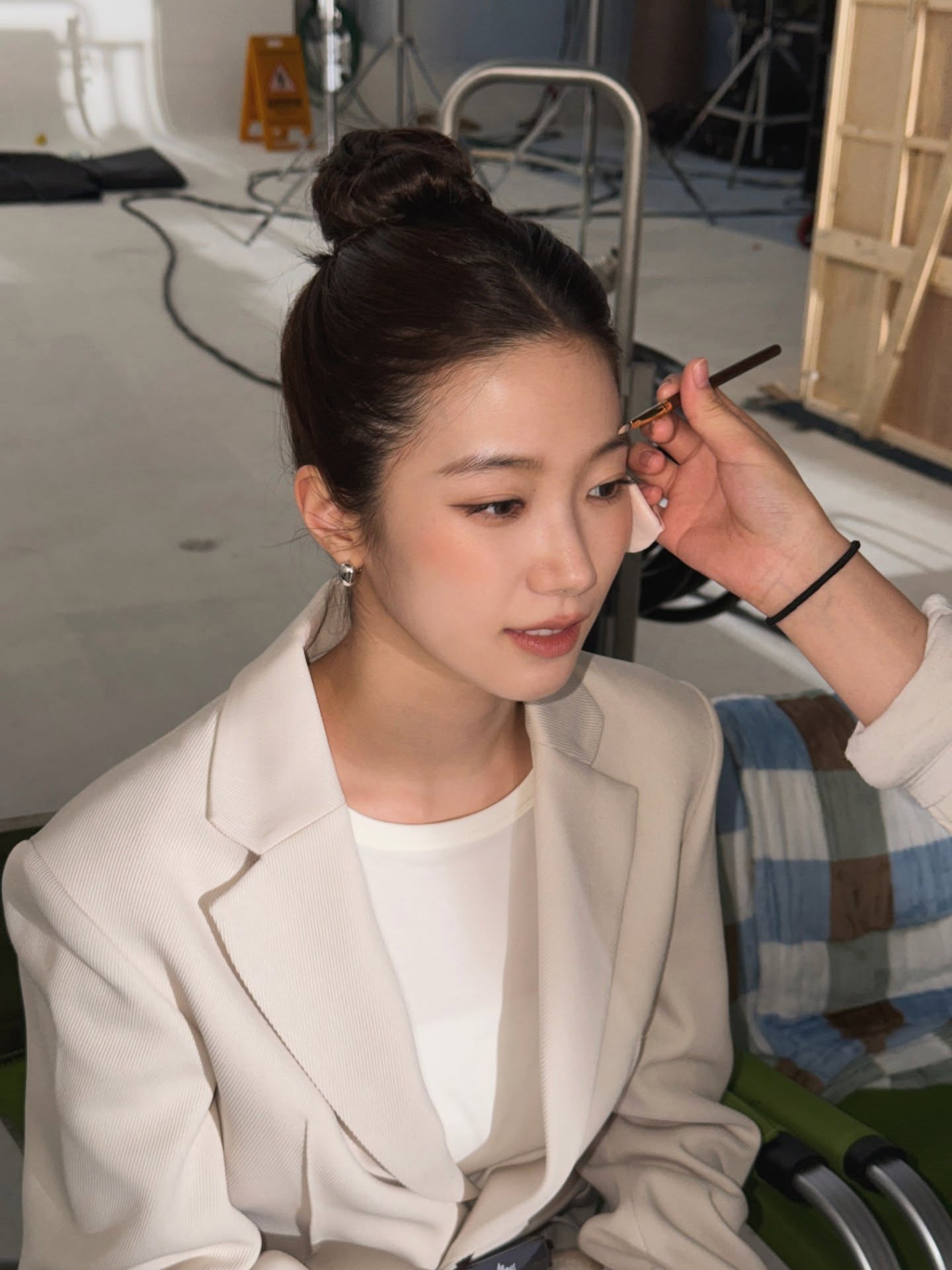 오늘 분위기는 똥머리가 완성해🖤
얼굴선 예쁘게 드러나는 헤어로 분위기까지 완성✨ 이미지7