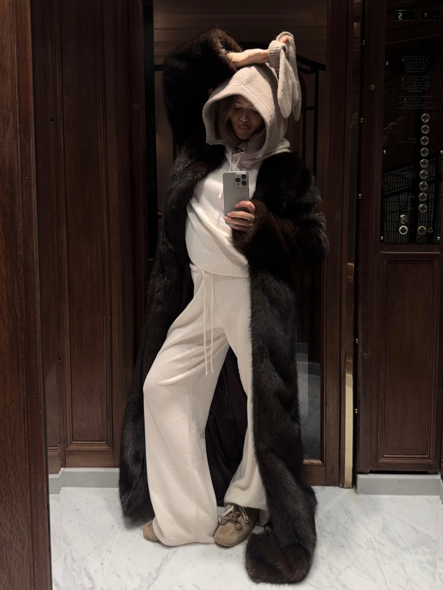 편안함도 스타일도 한 번에🪄
겨울엔 원마일웨어 셋업으로 꾸안꾸🏡🤎

요즘 입기 좋은 셋업, 지금 바로 소개해드릴게요.

1. 알로 어콜레이드 셋업, 각 20만 원대
프렌치 테리 소재로 만들어진 셋업입니다. 유니섹스 오버사이즈 핏으로 편안하면서도 가볍게 세련된 무드를 연출해주는데요. 헤어밴드와 함께 톤온톤 스타일로 매치하면 트렌디한 데일리룩을 완성할 수 있습니다.

2. 메리노 울 니트 셋업, 20만 원대
메리노울 소재로 만들어진 니트 셋업입니다. 릴랙스 핏이 더해져 편안하면서도 우아한 무드를 연출해주는데요. 퍼 코트와 함께 매치하면 원마일웨어의 세련된 데일리룩을 완성할 수 있습니다. 이미지6