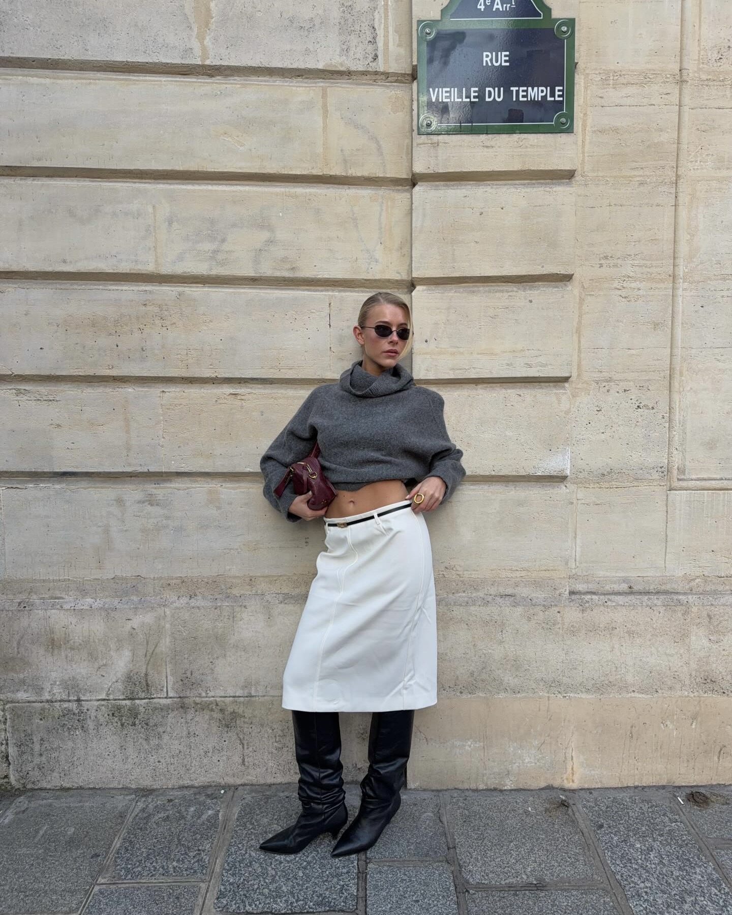 팬톤이 선정한 올해의 컬러는🔍
26년엔 새하얀 클라우드 댄서 컬러로 담백하고 미니멀하게🤍🫧
매년 팬톤은 한 해를 대표할 올해의 컬러를 발표하는데요. 26년 컬러는 바로 클라우드 댄서입니다. 오프 화이트 계열의 부드럽고 포근한 화이트로, 완전한 순백이라기보다 은은한 온기가 감도는 차분한 화이트 톤으로 고요하고 안정적인 분위기를 만들어 주죠.
팬톤은 "지금은 변화를 앞둔 시점이며, 미래와 우리 삶의 자리를 새롭게 재구성하는 시기"라고 설명하며 클라우드 댄서를 선정했는데요. 빠르게 변하는 현대 사회 속에서도 자연스럽고 익숙하게 받아들여지는 컬러라는 점이 선정된 주요 이유입니다. 이미지8