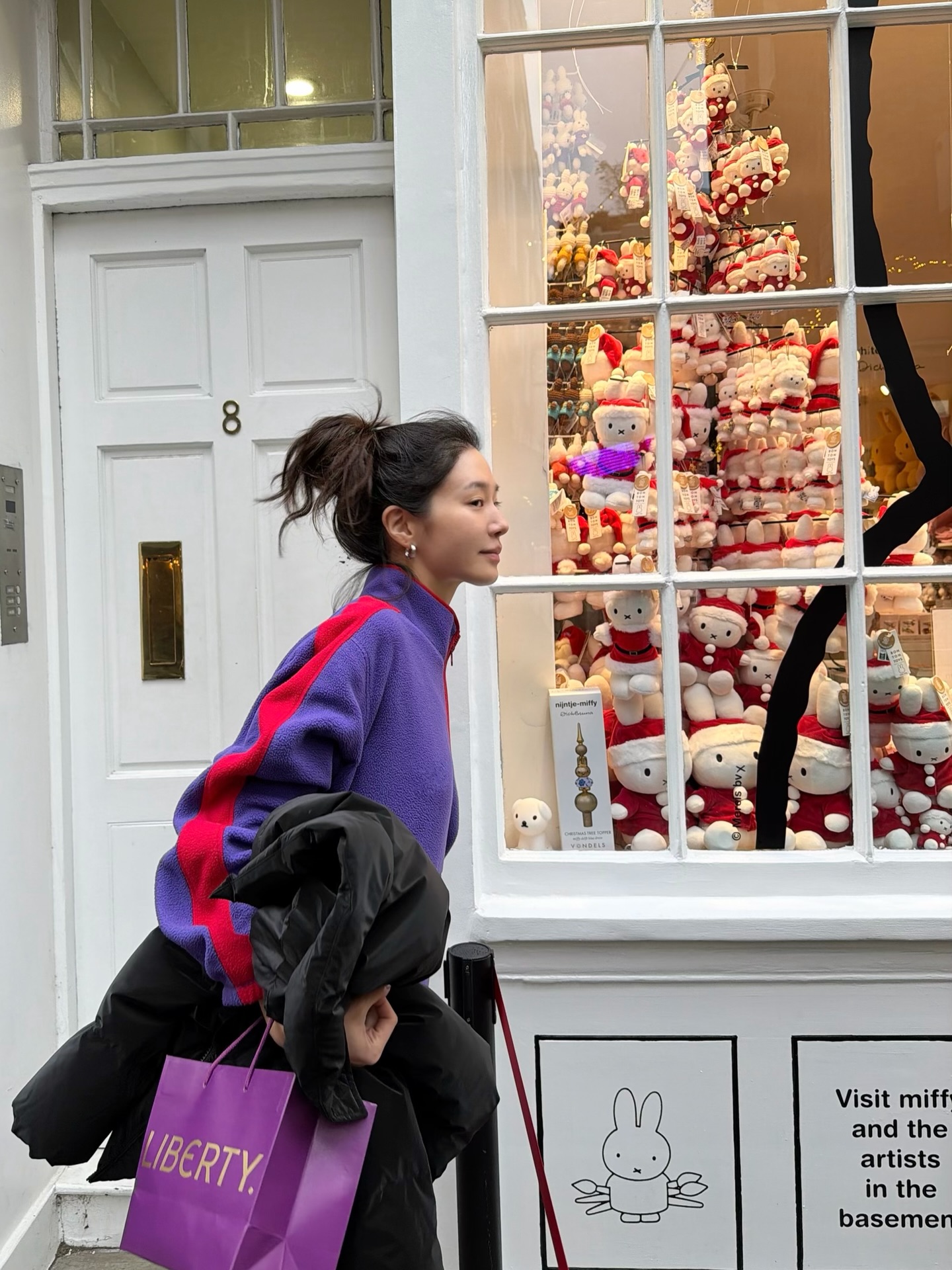 추운 날엔 플리스로 히팅 하자🔥 겨울에 껴입지만 말고 플리스로 가볍고 따뜻하게 챙겨 입자🐑❤️ 데일리로 입기 편한 하프집업 플리스 3가지를 소개합니다. 1. 에임레온도르 플리스 마우틴 풀오버, 60만 원대 박규영이 착용한 플리스는 폴리에스터 소재로 두 가지 컬러 배색과 쿼터 지퍼 디테일이 포인트죠. 블랙 숏 패딩과 매치해 캐주얼하면서 따뜻한 겨울룩을 완성했습니다. 2. 슈프림 폴라텍 셔링 리버시블 풀오버, 30만 원대 이시영이 입은 플리스는 Polartec 300 시어링 플리스와 나일론 소재를 활용한 하프집업 디자인으로 하프 스냅과 지퍼 포켓, 양면으로 입을 수 있는 리버시블 기능까지 있죠. 데님 팬츠와 매치하면 캐주얼하면서도 스트릿한 무드를 연출할 수 있습니다. 3. 파타고니아 마이크로디니 풀오버, 10만 원대 효민이 착용한 플리스는 마이크로디니 플리스 소재와 3가지 컬러 배색으로 반하이넥 스타일과 지퍼 포켓, 로고 라벨 디테일이 포인트죠. 비슷한 톤의 컬러 배색 스커트와 비니를 매치하면 유니크하면서도 톤온톤 무드로 스타일링 할 수 있습니다. 이미지