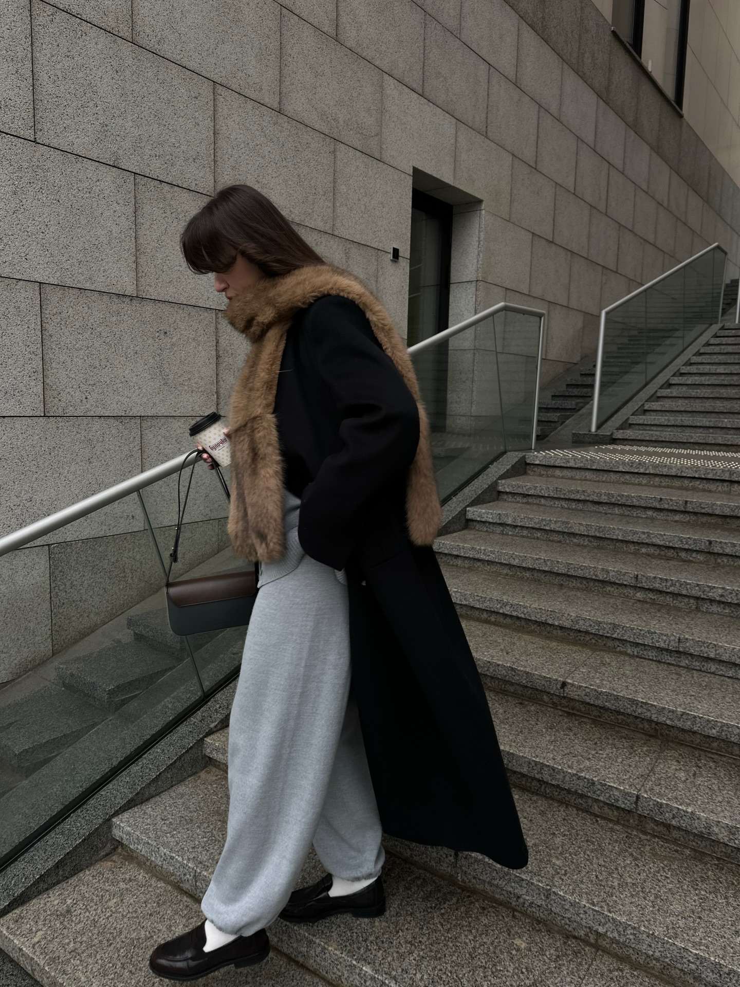 외쿡 언니들은 다 퍼 목도리 둘러🦊
퍼 목도리로 포근하고 세련되게✨🤎홀리데이 무드까지 느껴봐 이미지1