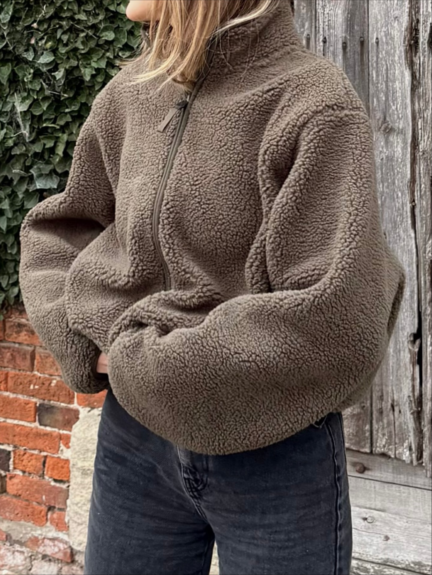 과하지 않아 더 매력적인 놈코어🎶
기본템만으로도 자연스레 시작할 수 있는 놈코어 알아보자🔍🖤
최근 편안함이 트렌드가 되면서 자연스럽게 놈코어도 떠오르는데요. 놈코어는 Normal과 Hardcore의 합성어로, 평범한 아이템 속에서 자신만의 개성을 살리는 스타일을 뜻하죠. 과하지 않은 아이템으로만 완성할 수 있다는 점이 특징입니다.
그중 대표적인 아이템으로는 플리스가 있습니다. 포근함에 실용성까지 더한 플리스는 단순한 디자인만으로도 놈코어 특유의 자연스러운 세련미를 살릴 수 있죠. 올 겨울, 편안함과 스타일을 모두 챙기고 싶다면 놈코어에 주목해 보세요. 이미지4