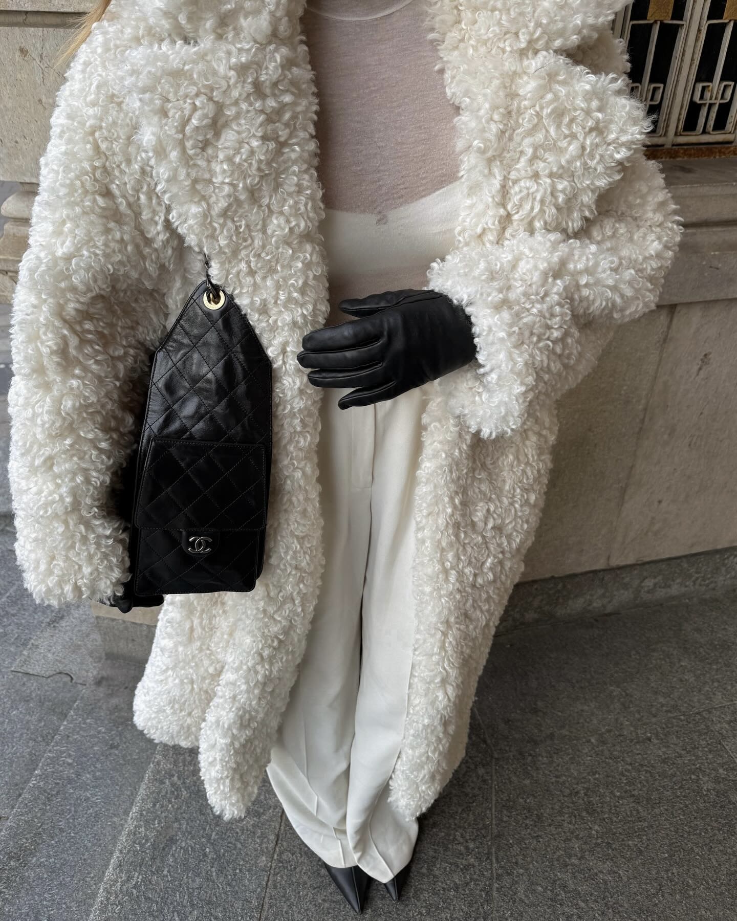 팬톤이 선정한 올해의 컬러는🔍
26년엔 새하얀 클라우드 댄서 컬러로 담백하고 미니멀하게🤍🫧
매년 팬톤은 한 해를 대표할 올해의 컬러를 발표하는데요. 26년 컬러는 바로 클라우드 댄서입니다. 오프 화이트 계열의 부드럽고 포근한 화이트로, 완전한 순백이라기보다 은은한 온기가 감도는 차분한 화이트 톤으로 고요하고 안정적인 분위기를 만들어 주죠.
팬톤은 "지금은 변화를 앞둔 시점이며, 미래와 우리 삶의 자리를 새롭게 재구성하는 시기"라고 설명하며 클라우드 댄서를 선정했는데요. 빠르게 변하는 현대 사회 속에서도 자연스럽고 익숙하게 받아들여지는 컬러라는 점이 선정된 주요 이유입니다. 이미지3