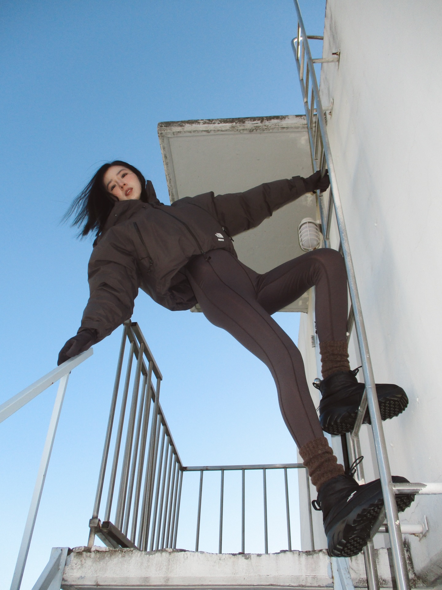 다리 길어보이는 숏패딩?!👀
짧은 기장에 보온력은 꽉 잡은 겨울 아우터🤎🪄
요즘 가장 많이 찾는 숏패딩, 지금 바로 소개해드릴게요.
1. 스킴스 × 노스페이스 인슐레이티드 셸 재킷, 70만 원대
크롭한 실루엣에 스킴스 시그니처 컬러를 더한 퍼포먼스 재킷입니다. 방수와 보온 기능을 모두 갖춘 디자인으로, 아이린은 슬림한 레깅스와 매치해 겨울 애슬레저 룩을 완성했습니다.
2. 폴로 랄프 로렌 퀼트 후드 다운 재킷, 70만 원대
퀼트 패딩 디자인에 탈부착 가능한 드로스트링 후드와 2웨이 지퍼가 더해진 다운 재킷입니다. 니트 스커트와 머플러를 매치해 포근한 겨울 데일리 룩을 완성했습니다. 이미지3