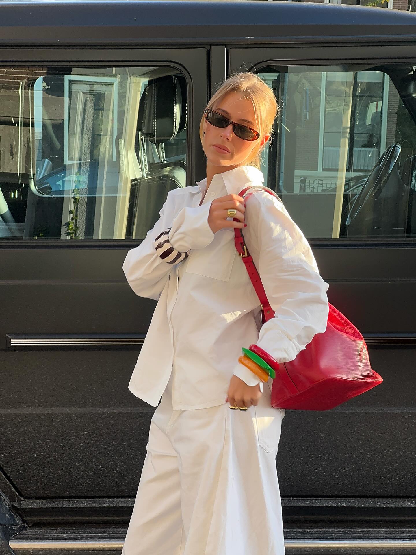 팬톤이 선정한 올해의 컬러는🔍
26년엔 새하얀 클라우드 댄서 컬러로 담백하고 미니멀하게🤍🫧
매년 팬톤은 한 해를 대표할 올해의 컬러를 발표하는데요. 26년 컬러는 바로 클라우드 댄서입니다. 오프 화이트 계열의 부드럽고 포근한 화이트로, 완전한 순백이라기보다 은은한 온기가 감도는 차분한 화이트 톤으로 고요하고 안정적인 분위기를 만들어 주죠.
팬톤은 "지금은 변화를 앞둔 시점이며, 미래와 우리 삶의 자리를 새롭게 재구성하는 시기"라고 설명하며 클라우드 댄서를 선정했는데요. 빠르게 변하는 현대 사회 속에서도 자연스럽고 익숙하게 받아들여지는 컬러라는 점이 선정된 주요 이유입니다. 이미지9