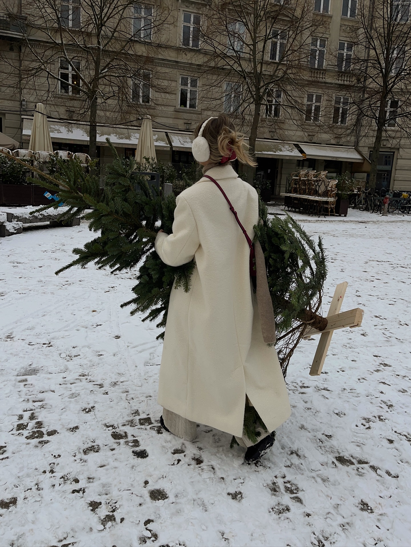 팬톤이 선정한 올해의 컬러는🔍
26년엔 새하얀 클라우드 댄서 컬러로 담백하고 미니멀하게🤍🫧
매년 팬톤은 한 해를 대표할 올해의 컬러를 발표하는데요. 26년 컬러는 바로 클라우드 댄서입니다. 오프 화이트 계열의 부드럽고 포근한 화이트로, 완전한 순백이라기보다 은은한 온기가 감도는 차분한 화이트 톤으로 고요하고 안정적인 분위기를 만들어 주죠.
팬톤은 "지금은 변화를 앞둔 시점이며, 미래와 우리 삶의 자리를 새롭게 재구성하는 시기"라고 설명하며 클라우드 댄서를 선정했는데요. 빠르게 변하는 현대 사회 속에서도 자연스럽고 익숙하게 받아들여지는 컬러라는 점이 선정된 주요 이유입니다. 이미지4