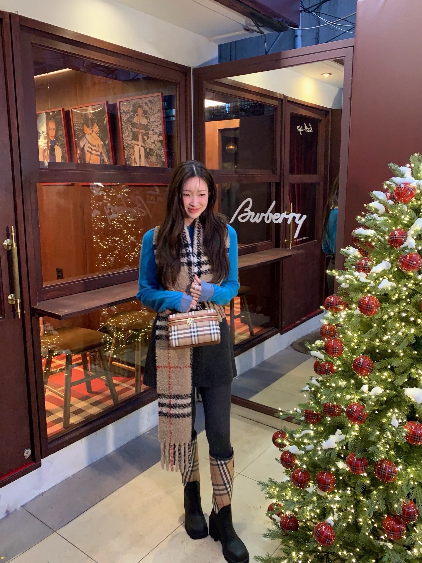 목도리 하면 역시 버버리야🤎
허전한 룩엔 패턴 더해진 버버리 목도리로 센스 있게 완성🐎🪄
클래식한 버버리 목도리 3가지를 소개합니다.
1. 체크 알파카 울 블렌드 부클레 스카프, 90만 원대
차정원이 두른 목도리는 알파카 울 혼방 부클레 질감이 돋보이며, 프린지 디테일과 샌드 컬러 버버리 체크가 특징이죠. 울 미니스커트와 비비드한 파란 가디건과 매치하면 클래식과 팝한 감성이 느껴지는 트위스트 미니멀룩을 완성했습니다.
2. 와이드 리버시블 스토미 나이트 스카프, 130만 원대
설윤이 착용한 목도리는 캐시미어 소재에 체크 패턴과 폭풍우 치는 밤하늘을 배경으로 자카드 직조의 버버리 기마상 디자인이 더해진 양면 목도리죠. 베이지 스커트와 체크 재킷과 매치해 톤온톤으로 매치해 모던한 프레피 무드를 연출했습니다.
3. 체크 울 후드 스카프, 100만 원대
이시영이 두른 목도리는 후드와 목도리 두 가지 방식으로 연출할 수 있는 아이템이죠. 페어 옐로 톤의 시즈널 체크와 라벨 로고, 끝단의 블랭킷 스티치 디테일이 포인트죠. 니트와 데님 팬트와 매치하면 미니멀한 룩에 발랄한 포인트를 더해주었습니다. 이미지1