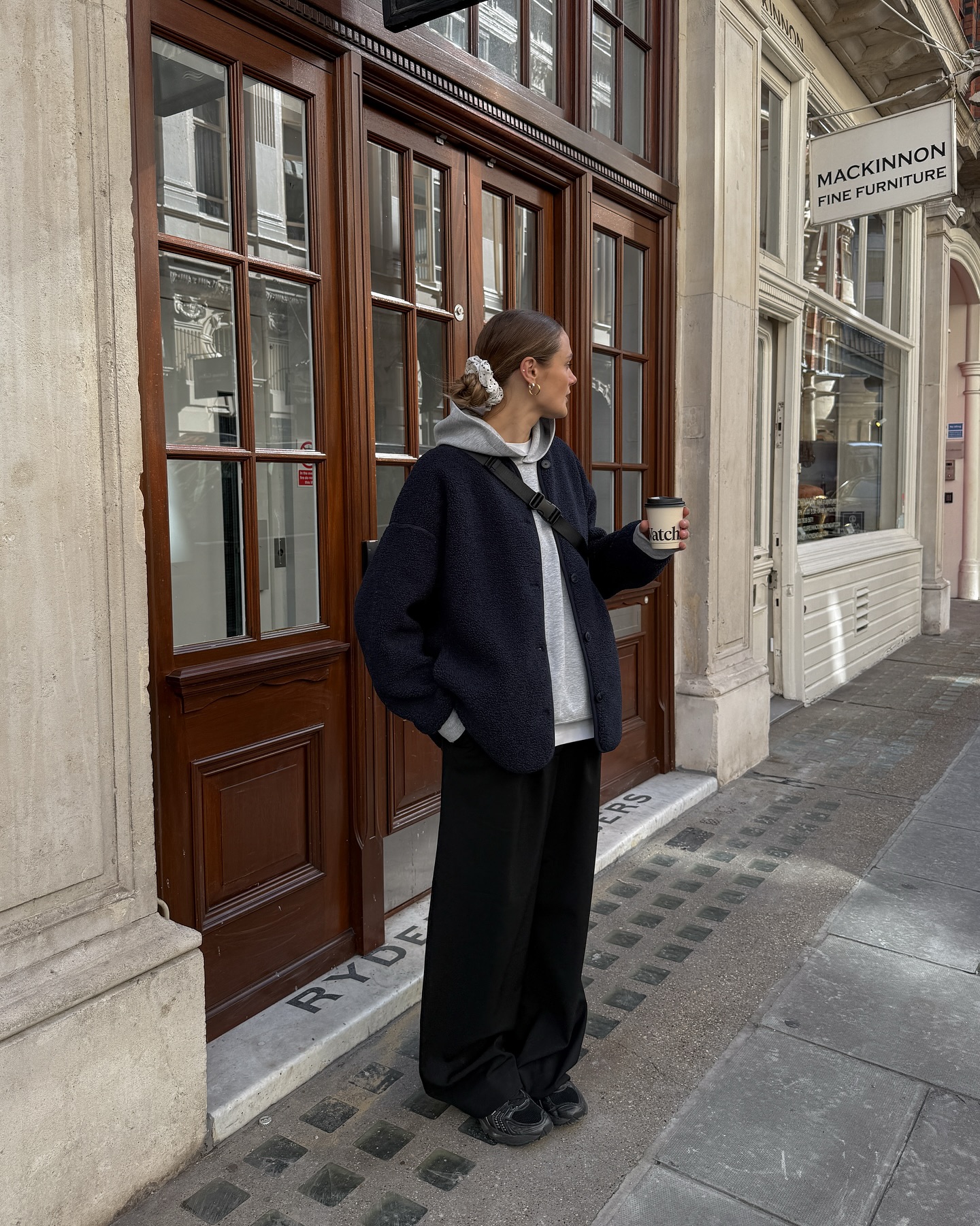 과하지 않아 더 매력적인 놈코어🎶
기본템만으로도 자연스레 시작할 수 있는 놈코어 알아보자🔍🖤
최근 편안함이 트렌드가 되면서 자연스럽게 놈코어도 떠오르는데요. 놈코어는 Normal과 Hardcore의 합성어로, 평범한 아이템 속에서 자신만의 개성을 살리는 스타일을 뜻하죠. 과하지 않은 아이템으로만 완성할 수 있다는 점이 특징입니다.
그중 대표적인 아이템으로는 플리스가 있습니다. 포근함에 실용성까지 더한 플리스는 단순한 디자인만으로도 놈코어 특유의 자연스러운 세련미를 살릴 수 있죠. 올 겨울, 편안함과 스타일을 모두 챙기고 싶다면 놈코어에 주목해 보세요. 이미지1