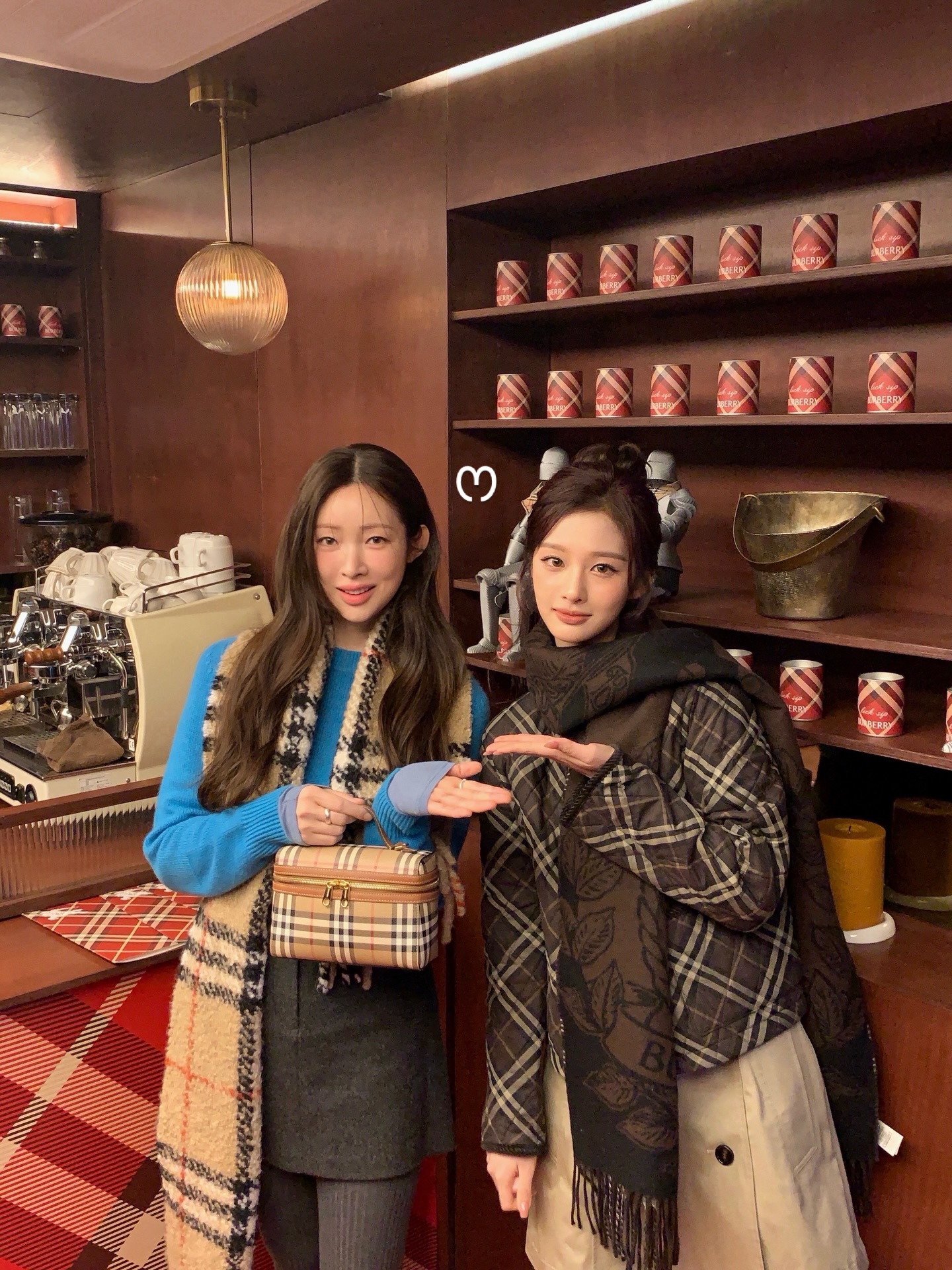 목도리 하면 역시 버버리야🤎
허전한 룩엔 패턴 더해진 버버리 목도리로 센스 있게 완성🐎🪄
클래식한 버버리 목도리 3가지를 소개합니다.
1. 체크 알파카 울 블렌드 부클레 스카프, 90만 원대
차정원이 두른 목도리는 알파카 울 혼방 부클레 질감이 돋보이며, 프린지 디테일과 샌드 컬러 버버리 체크가 특징이죠. 울 미니스커트와 비비드한 파란 가디건과 매치하면 클래식과 팝한 감성이 느껴지는 트위스트 미니멀룩을 완성했습니다.
2. 와이드 리버시블 스토미 나이트 스카프, 130만 원대
설윤이 착용한 목도리는 캐시미어 소재에 체크 패턴과 폭풍우 치는 밤하늘을 배경으로 자카드 직조의 버버리 기마상 디자인이 더해진 양면 목도리죠. 베이지 스커트와 체크 재킷과 매치해 톤온톤으로 매치해 모던한 프레피 무드를 연출했습니다.
3. 체크 울 후드 스카프, 100만 원대
이시영이 두른 목도리는 후드와 목도리 두 가지 방식으로 연출할 수 있는 아이템이죠. 페어 옐로 톤의 시즈널 체크와 라벨 로고, 끝단의 블랭킷 스티치 디테일이 포인트죠. 니트와 데님 팬트와 매치하면 미니멀한 룩에 발랄한 포인트를 더해주었습니다. 이미지3