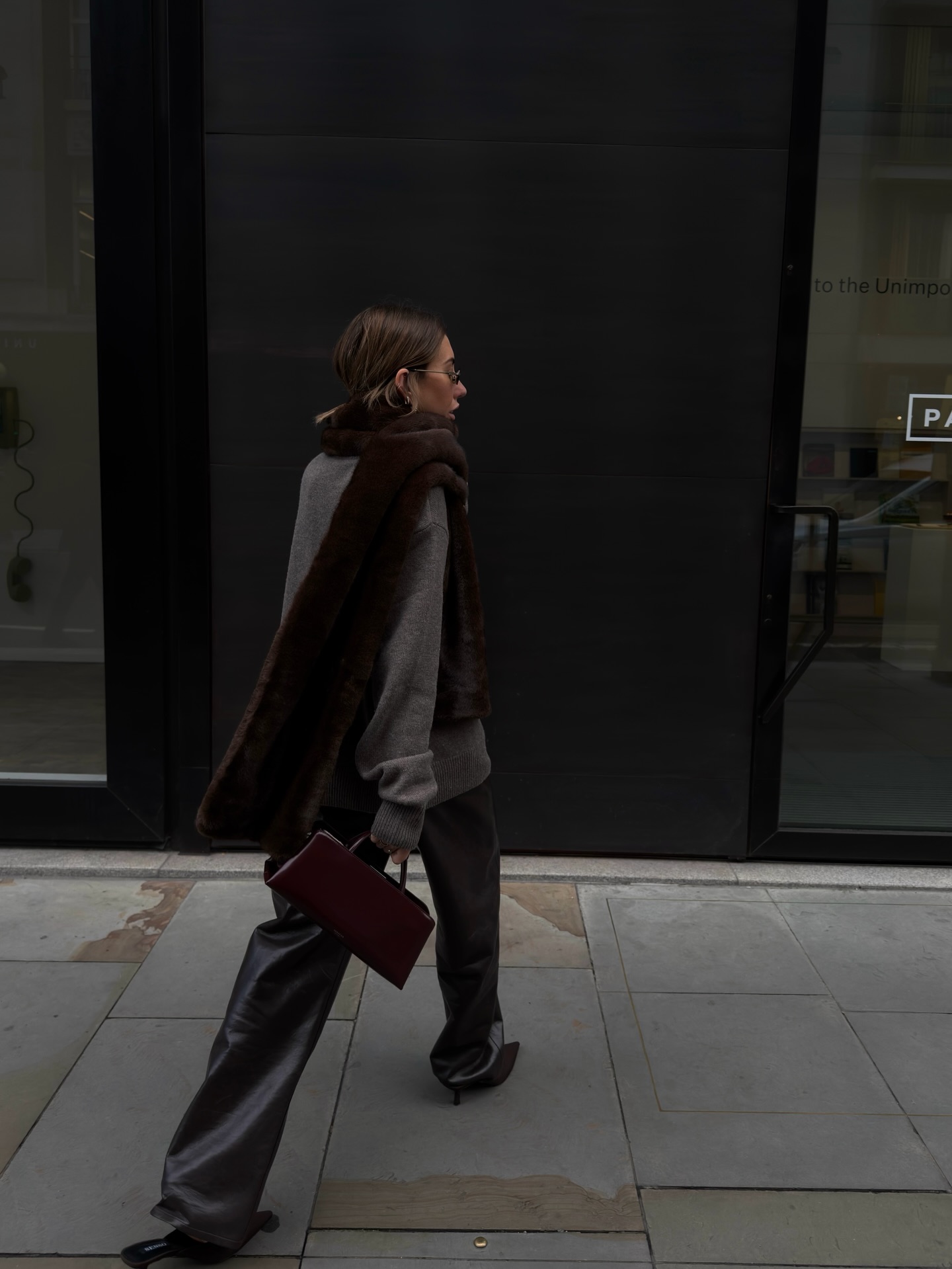 외쿡 언니들은 다 퍼 목도리 둘러🦊
퍼 목도리로 포근하고 세련되게✨🤎홀리데이 무드까지 느껴봐 이미지5