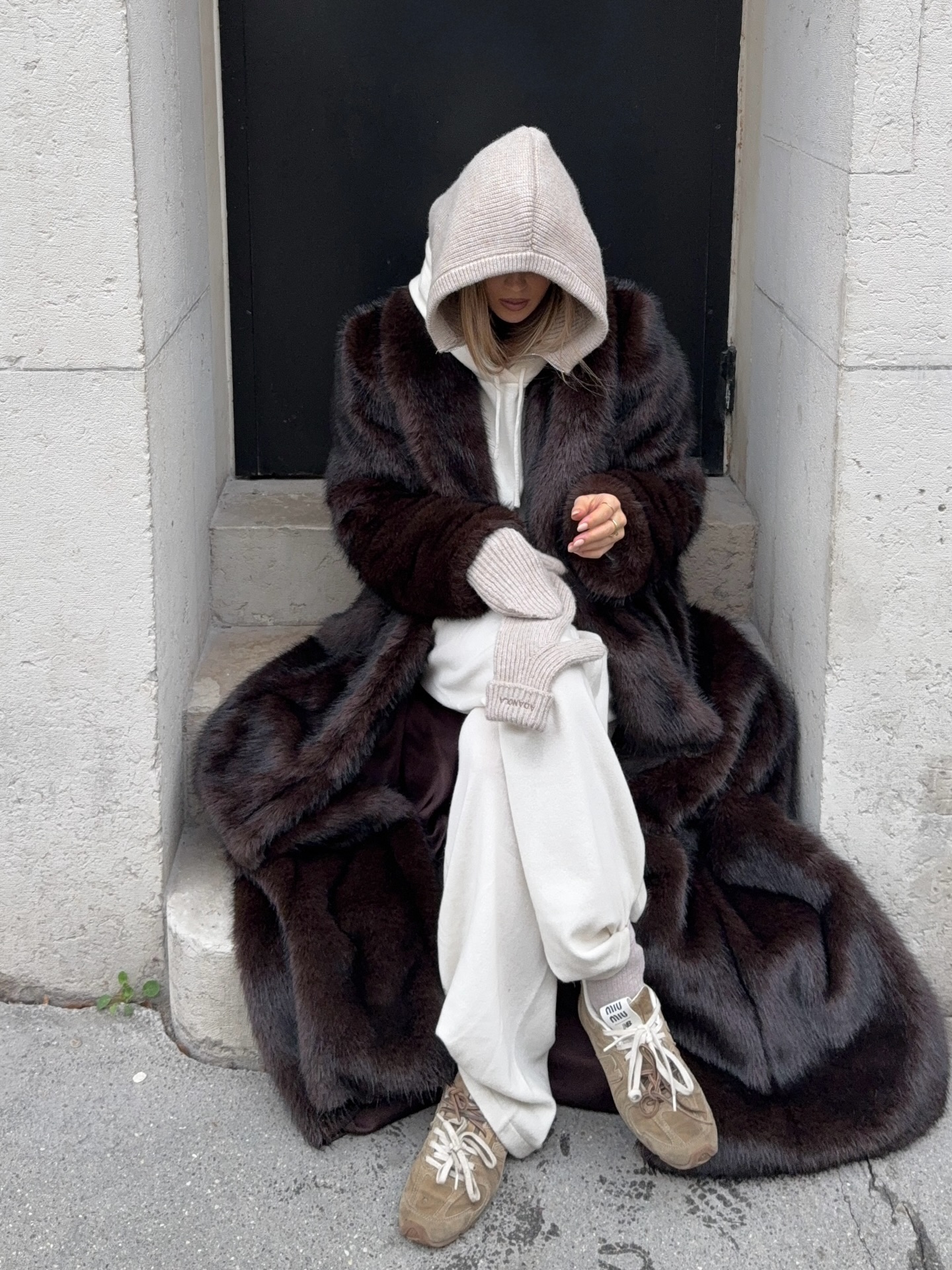 편안함도 스타일도 한 번에🪄
겨울엔 원마일웨어 셋업으로 꾸안꾸🏡🤎

요즘 입기 좋은 셋업, 지금 바로 소개해드릴게요.

1. 알로 어콜레이드 셋업, 각 20만 원대
프렌치 테리 소재로 만들어진 셋업입니다. 유니섹스 오버사이즈 핏으로 편안하면서도 가볍게 세련된 무드를 연출해주는데요. 헤어밴드와 함께 톤온톤 스타일로 매치하면 트렌디한 데일리룩을 완성할 수 있습니다.

2. 메리노 울 니트 셋업, 20만 원대
메리노울 소재로 만들어진 니트 셋업입니다. 릴랙스 핏이 더해져 편안하면서도 우아한 무드를 연출해주는데요. 퍼 코트와 함께 매치하면 원마일웨어의 세련된 데일리룩을 완성할 수 있습니다. 이미지7