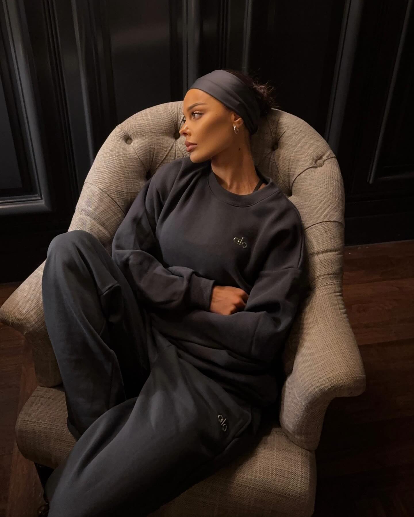 편안함도 스타일도 한 번에🪄
겨울엔 원마일웨어 셋업으로 꾸안꾸🏡🤎

요즘 입기 좋은 셋업, 지금 바로 소개해드릴게요.

1. 알로 어콜레이드 셋업, 각 20만 원대
프렌치 테리 소재로 만들어진 셋업입니다. 유니섹스 오버사이즈 핏으로 편안하면서도 가볍게 세련된 무드를 연출해주는데요. 헤어밴드와 함께 톤온톤 스타일로 매치하면 트렌디한 데일리룩을 완성할 수 있습니다.

2. 메리노 울 니트 셋업, 20만 원대
메리노울 소재로 만들어진 니트 셋업입니다. 릴랙스 핏이 더해져 편안하면서도 우아한 무드를 연출해주는데요. 퍼 코트와 함께 매치하면 원마일웨어의 세련된 데일리룩을 완성할 수 있습니다. 이미지1