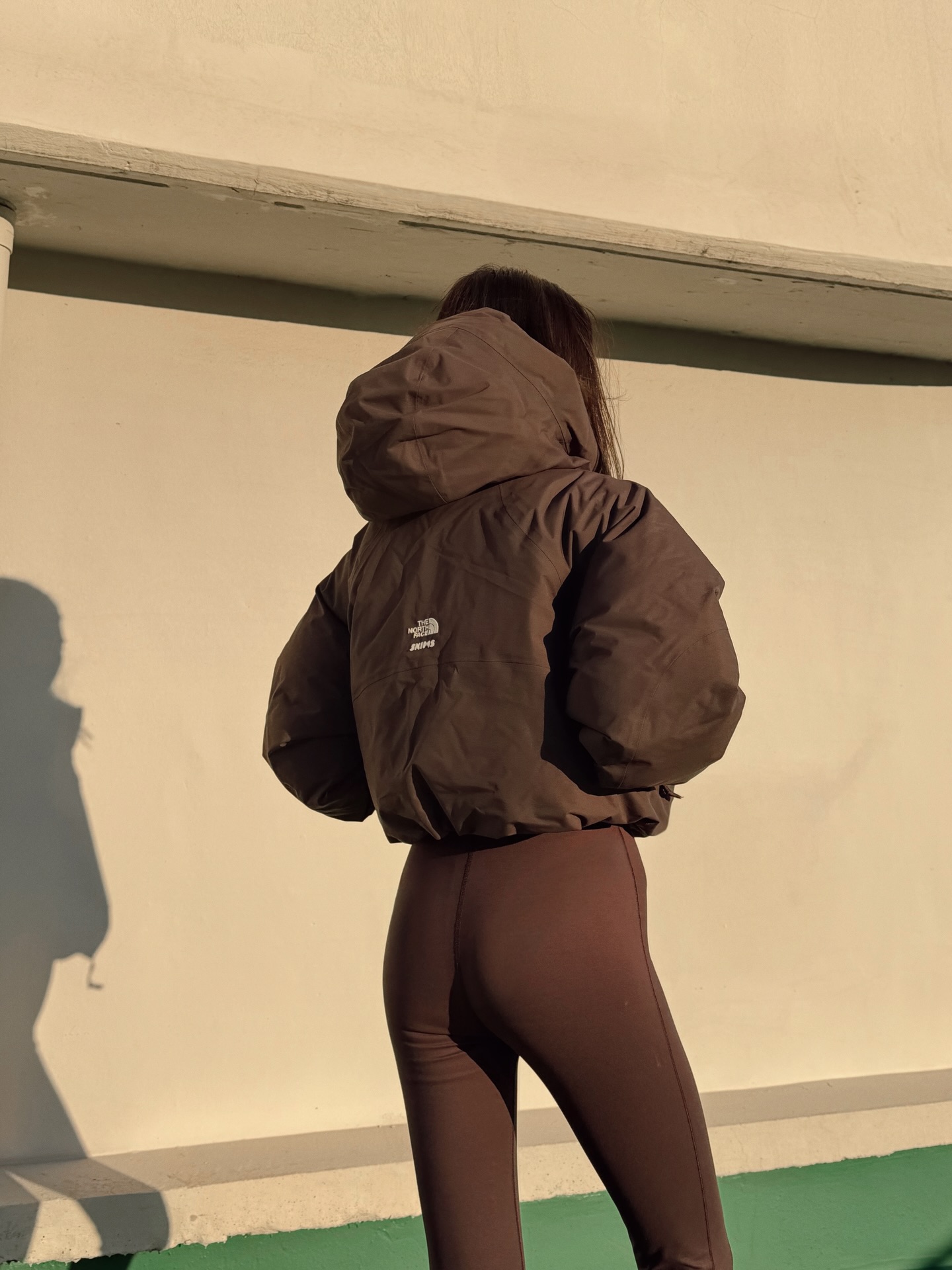 다리 길어보이는 숏패딩?!👀
짧은 기장에 보온력은 꽉 잡은 겨울 아우터🤎🪄
요즘 가장 많이 찾는 숏패딩, 지금 바로 소개해드릴게요.
1. 스킴스 × 노스페이스 인슐레이티드 셸 재킷, 70만 원대
크롭한 실루엣에 스킴스 시그니처 컬러를 더한 퍼포먼스 재킷입니다. 방수와 보온 기능을 모두 갖춘 디자인으로, 아이린은 슬림한 레깅스와 매치해 겨울 애슬레저 룩을 완성했습니다.
2. 폴로 랄프 로렌 퀼트 후드 다운 재킷, 70만 원대
퀼트 패딩 디자인에 탈부착 가능한 드로스트링 후드와 2웨이 지퍼가 더해진 다운 재킷입니다. 니트 스커트와 머플러를 매치해 포근한 겨울 데일리 룩을 완성했습니다. 이미지4