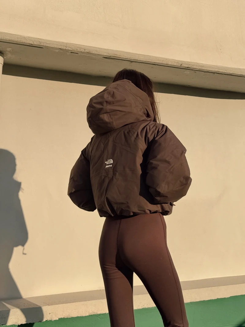 다리 길어보이는 숏패딩?!👀
짧은 기장에 보온력은 꽉 잡은 겨울 아우터🤎🪄
요즘 가장 많이 찾는 숏패딩, 지금 바로 소개해드릴게요.
1. 스킴스 × 노스페이스 인슐레이티드 셸 재킷, 70만 원대
크롭한 실루엣에 스킴스 시그니처 컬러를 더한 퍼포먼스 재킷입니다. 방수와 보온 기능을 모두 갖춘 디자인으로, 아이린은 슬림한 레깅스와 매치해 겨울 애슬레저 룩을 완성했습니다.
2. 폴로 랄프 로렌 퀼트 후드 다운 재킷, 70만 원대
퀼트 패딩 디자인에 탈부착 가능한 드로스트링 후드와 2웨이 지퍼가 더해진 다운 재킷입니다. 니트 스커트와 머플러를 매치해 포근한 겨울 데일리 룩을 완성했습니다. 이미지4