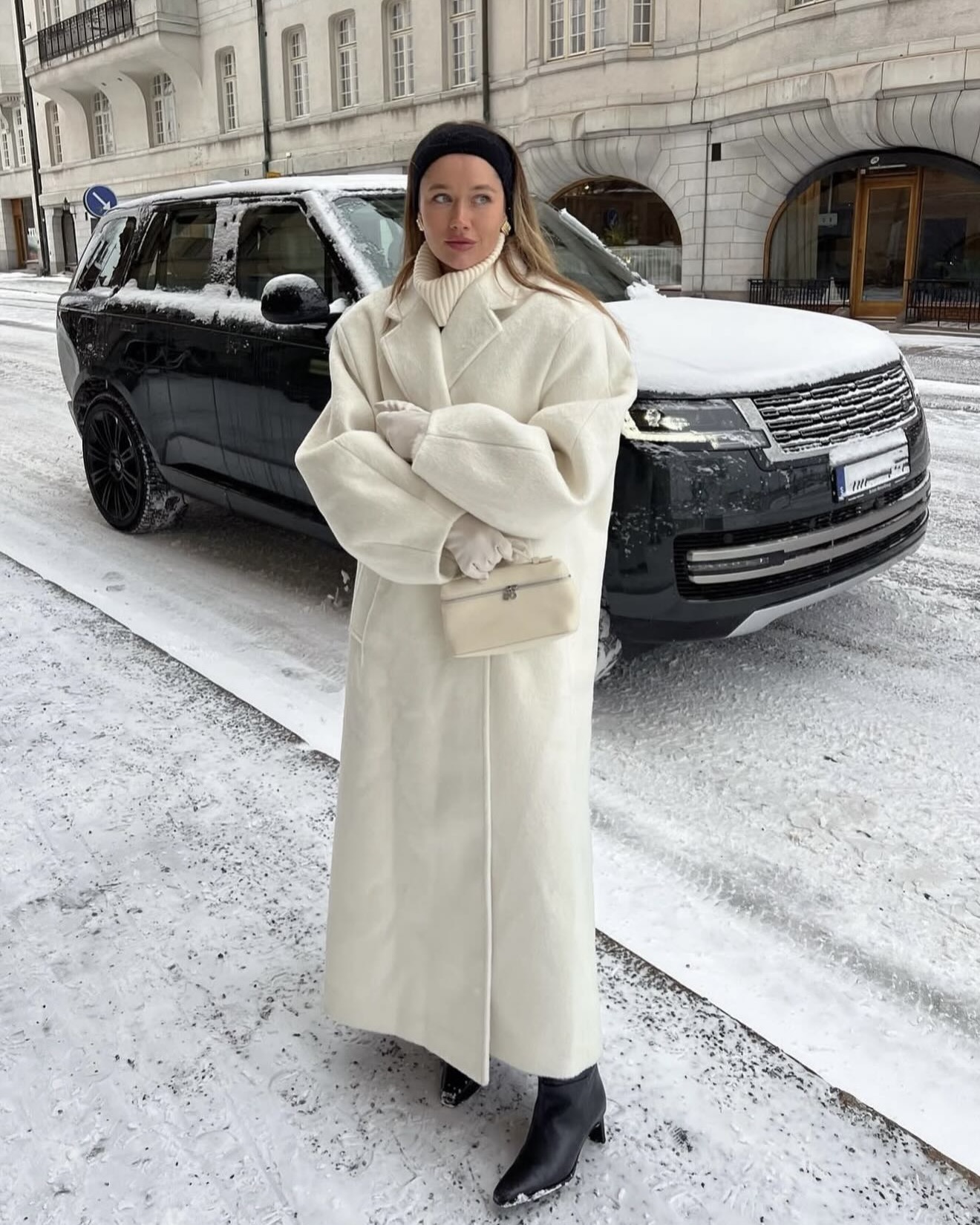 팬톤이 선정한 올해의 컬러는🔍
26년엔 새하얀 클라우드 댄서 컬러로 담백하고 미니멀하게🤍🫧
매년 팬톤은 한 해를 대표할 올해의 컬러를 발표하는데요. 26년 컬러는 바로 클라우드 댄서입니다. 오프 화이트 계열의 부드럽고 포근한 화이트로, 완전한 순백이라기보다 은은한 온기가 감도는 차분한 화이트 톤으로 고요하고 안정적인 분위기를 만들어 주죠.
팬톤은 "지금은 변화를 앞둔 시점이며, 미래와 우리 삶의 자리를 새롭게 재구성하는 시기"라고 설명하며 클라우드 댄서를 선정했는데요. 빠르게 변하는 현대 사회 속에서도 자연스럽고 익숙하게 받아들여지는 컬러라는 점이 선정된 주요 이유입니다. 이미지7