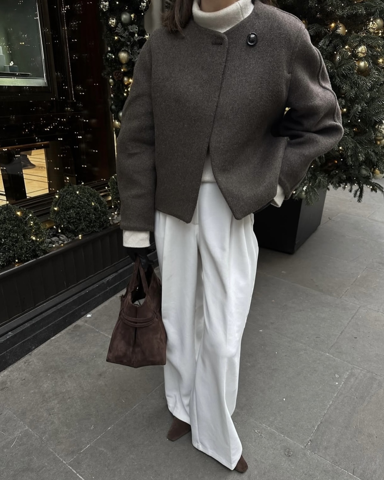 팬톤이 선정한 올해의 컬러는🔍
26년엔 새하얀 클라우드 댄서 컬러로 담백하고 미니멀하게🤍🫧
매년 팬톤은 한 해를 대표할 올해의 컬러를 발표하는데요. 26년 컬러는 바로 클라우드 댄서입니다. 오프 화이트 계열의 부드럽고 포근한 화이트로, 완전한 순백이라기보다 은은한 온기가 감도는 차분한 화이트 톤으로 고요하고 안정적인 분위기를 만들어 주죠.
팬톤은 "지금은 변화를 앞둔 시점이며, 미래와 우리 삶의 자리를 새롭게 재구성하는 시기"라고 설명하며 클라우드 댄서를 선정했는데요. 빠르게 변하는 현대 사회 속에서도 자연스럽고 익숙하게 받아들여지는 컬러라는 점이 선정된 주요 이유입니다. 이미지6