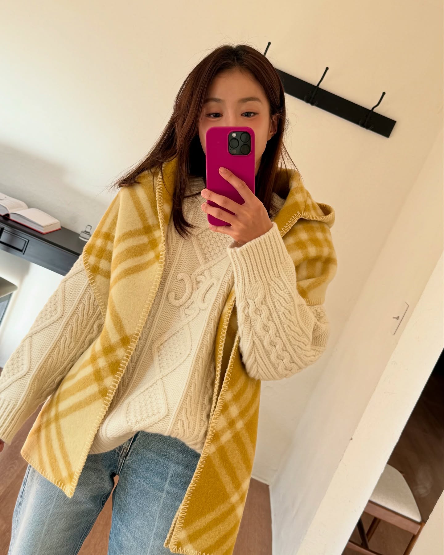 목도리 하면 역시 버버리야🤎
허전한 룩엔 패턴 더해진 버버리 목도리로 센스 있게 완성🐎🪄
클래식한 버버리 목도리 3가지를 소개합니다.
1. 체크 알파카 울 블렌드 부클레 스카프, 90만 원대
차정원이 두른 목도리는 알파카 울 혼방 부클레 질감이 돋보이며, 프린지 디테일과 샌드 컬러 버버리 체크가 특징이죠. 울 미니스커트와 비비드한 파란 가디건과 매치하면 클래식과 팝한 감성이 느껴지는 트위스트 미니멀룩을 완성했습니다.
2. 와이드 리버시블 스토미 나이트 스카프, 130만 원대
설윤이 착용한 목도리는 캐시미어 소재에 체크 패턴과 폭풍우 치는 밤하늘을 배경으로 자카드 직조의 버버리 기마상 디자인이 더해진 양면 목도리죠. 베이지 스커트와 체크 재킷과 매치해 톤온톤으로 매치해 모던한 프레피 무드를 연출했습니다.
3. 체크 울 후드 스카프, 100만 원대
이시영이 두른 목도리는 후드와 목도리 두 가지 방식으로 연출할 수 있는 아이템이죠. 페어 옐로 톤의 시즈널 체크와 라벨 로고, 끝단의 블랭킷 스티치 디테일이 포인트죠. 니트와 데님 팬트와 매치하면 미니멀한 룩에 발랄한 포인트를 더해주었습니다. 이미지6