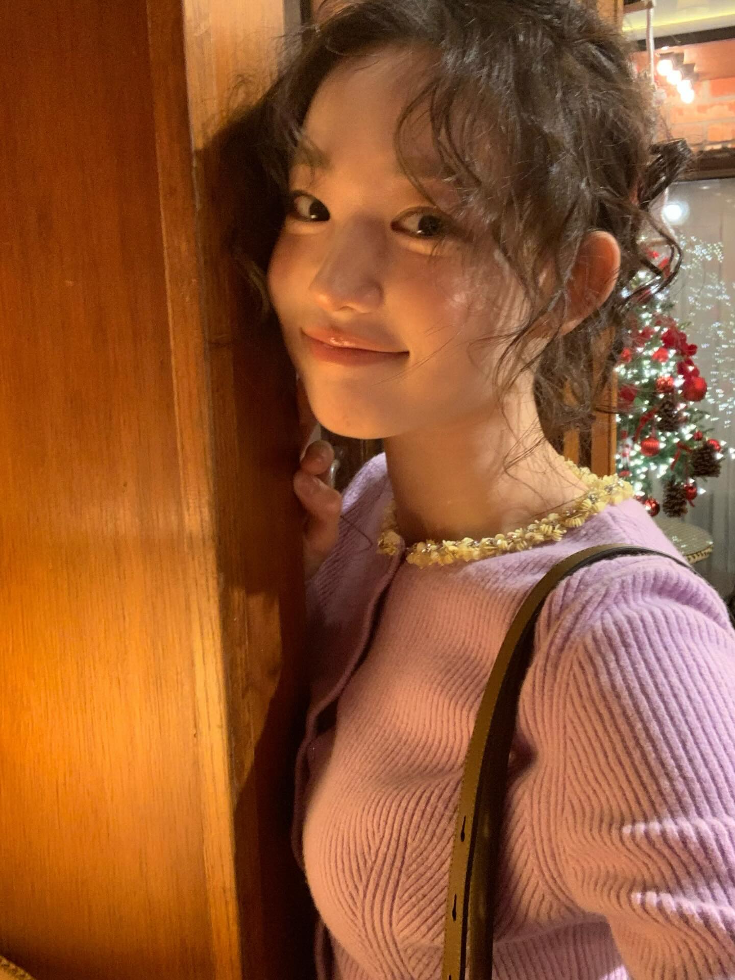 차분하고 포근한 가디건💟
여리여리함 가득한 겨울 가디건 2가지🌱✨

아우터 안에 입기 좋은 가디건, 지금 바로 소개해드릴게요.

1. 구찌 리브 펠티드 울 가디건, 200만 원대
플로럴 크리스털 자수가 돋보이는 리브드 울 가디건입니다. 크롭한 기장과 슬림한 실루엣이 더해져 여성스러운 무드를 완성해주는데요. 최윤지는 미디 스커트와 스틸레토 힐을 매치해 우아한 데일리룩을 연출했습니다.

2. 아미 그린 울 아미 드 꾀흐 가디건, 80만 원대
인타르시아 자수와 혼 버튼이 더해진 가디건입니다. 미연은 브라운 숄더백을 매치해 담백하면서도 분위기 있는 데일리룩을 연출했습니다. 이미지2