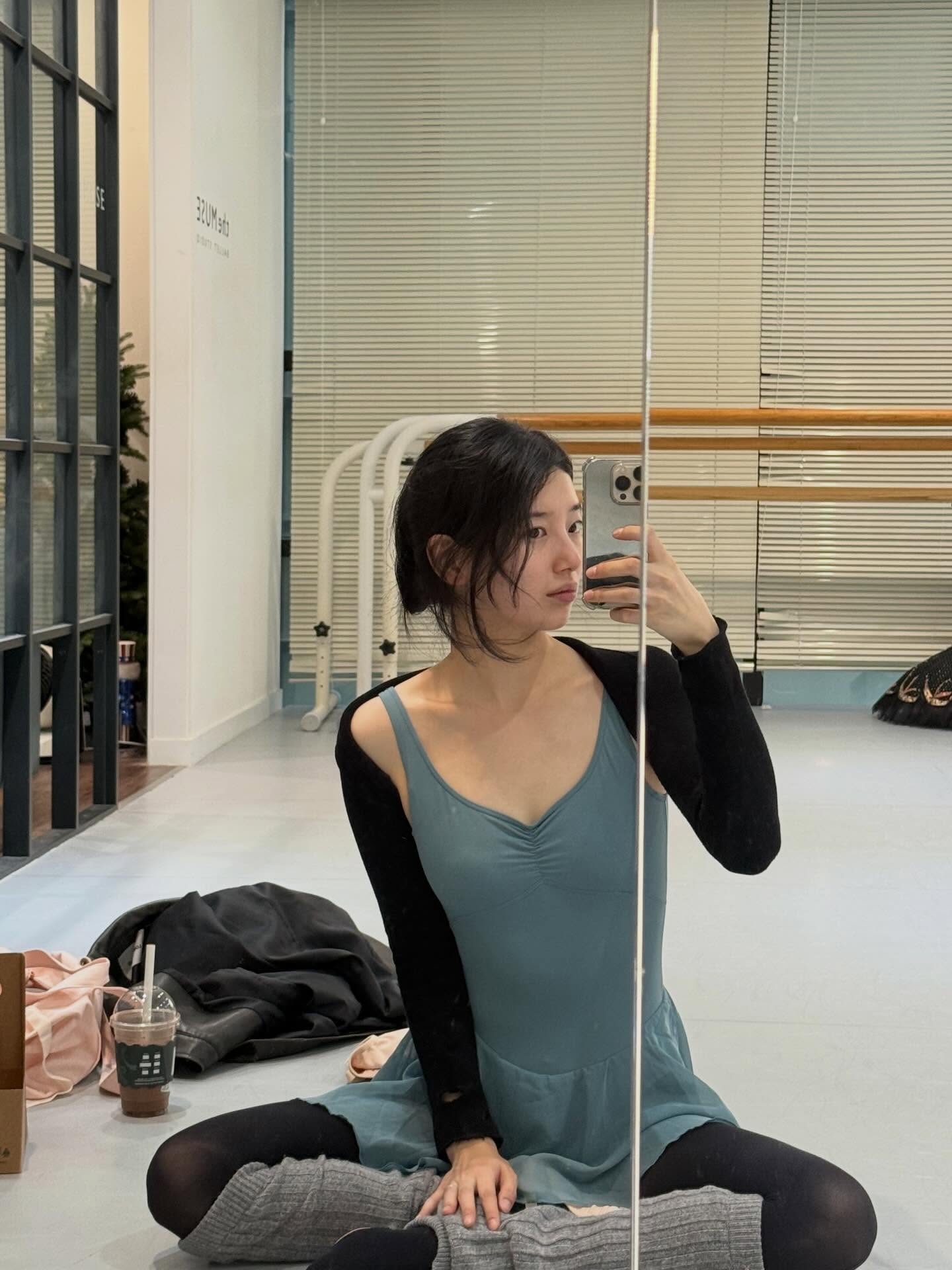 계절 안 타는 실내운동?👀
추운 겨울에도 몸선 예쁘게 잡아주는 발레하기🩰💕 이미지1