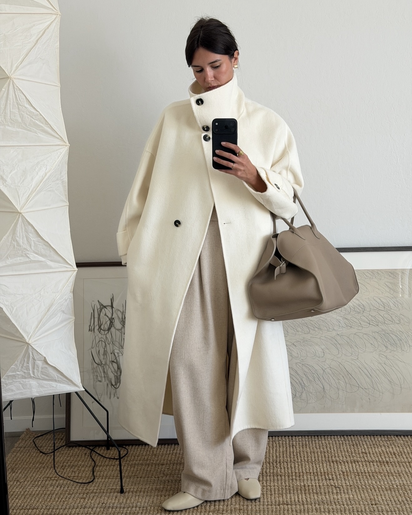 팬톤이 선정한 올해의 컬러는🔍
26년엔 새하얀 클라우드 댄서 컬러로 담백하고 미니멀하게🤍🫧
매년 팬톤은 한 해를 대표할 올해의 컬러를 발표하는데요. 26년 컬러는 바로 클라우드 댄서입니다. 오프 화이트 계열의 부드럽고 포근한 화이트로, 완전한 순백이라기보다 은은한 온기가 감도는 차분한 화이트 톤으로 고요하고 안정적인 분위기를 만들어 주죠.
팬톤은 "지금은 변화를 앞둔 시점이며, 미래와 우리 삶의 자리를 새롭게 재구성하는 시기"라고 설명하며 클라우드 댄서를 선정했는데요. 빠르게 변하는 현대 사회 속에서도 자연스럽고 익숙하게 받아들여지는 컬러라는 점이 선정된 주요 이유입니다. 이미지2