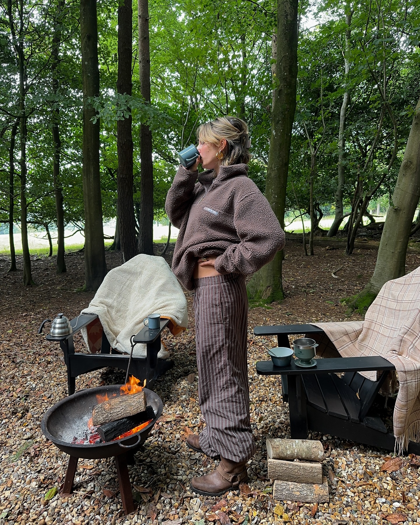 과하지 않아 더 매력적인 놈코어🎶
기본템만으로도 자연스레 시작할 수 있는 놈코어 알아보자🔍🖤
최근 편안함이 트렌드가 되면서 자연스럽게 놈코어도 떠오르는데요. 놈코어는 Normal과 Hardcore의 합성어로, 평범한 아이템 속에서 자신만의 개성을 살리는 스타일을 뜻하죠. 과하지 않은 아이템으로만 완성할 수 있다는 점이 특징입니다.
그중 대표적인 아이템으로는 플리스가 있습니다. 포근함에 실용성까지 더한 플리스는 단순한 디자인만으로도 놈코어 특유의 자연스러운 세련미를 살릴 수 있죠. 올 겨울, 편안함과 스타일을 모두 챙기고 싶다면 놈코어에 주목해 보세요. 이미지2