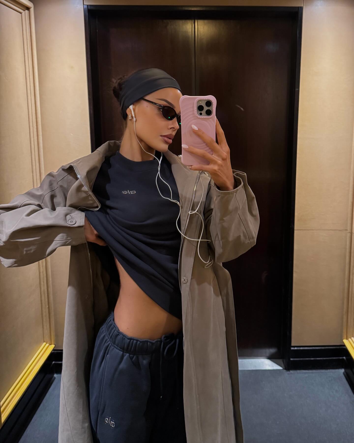 편안함도 스타일도 한 번에🪄
겨울엔 원마일웨어 셋업으로 꾸안꾸🏡🤎

요즘 입기 좋은 셋업, 지금 바로 소개해드릴게요.

1. 알로 어콜레이드 셋업, 각 20만 원대
프렌치 테리 소재로 만들어진 셋업입니다. 유니섹스 오버사이즈 핏으로 편안하면서도 가볍게 세련된 무드를 연출해주는데요. 헤어밴드와 함께 톤온톤 스타일로 매치하면 트렌디한 데일리룩을 완성할 수 있습니다.

2. 메리노 울 니트 셋업, 20만 원대
메리노울 소재로 만들어진 니트 셋업입니다. 릴랙스 핏이 더해져 편안하면서도 우아한 무드를 연출해주는데요. 퍼 코트와 함께 매치하면 원마일웨어의 세련된 데일리룩을 완성할 수 있습니다. 이미지2