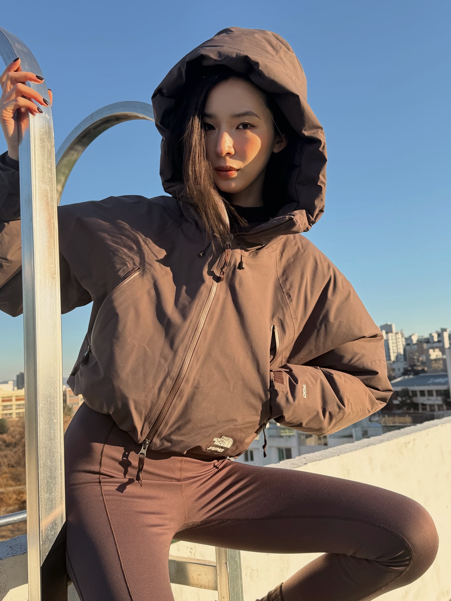 다리 길어보이는 숏패딩?!👀
짧은 기장에 보온력은 꽉 잡은 겨울 아우터🤎🪄
요즘 가장 많이 찾는 숏패딩, 지금 바로 소개해드릴게요.
1. 스킴스 × 노스페이스 인슐레이티드 셸 재킷, 70만 원대
크롭한 실루엣에 스킴스 시그니처 컬러를 더한 퍼포먼스 재킷입니다. 방수와 보온 기능을 모두 갖춘 디자인으로, 아이린은 슬림한 레깅스와 매치해 겨울 애슬레저 룩을 완성했습니다.
2. 폴로 랄프 로렌 퀼트 후드 다운 재킷, 70만 원대
퀼트 패딩 디자인에 탈부착 가능한 드로스트링 후드와 2웨이 지퍼가 더해진 다운 재킷입니다. 니트 스커트와 머플러를 매치해 포근한 겨울 데일리 룩을 완성했습니다. 이미지1