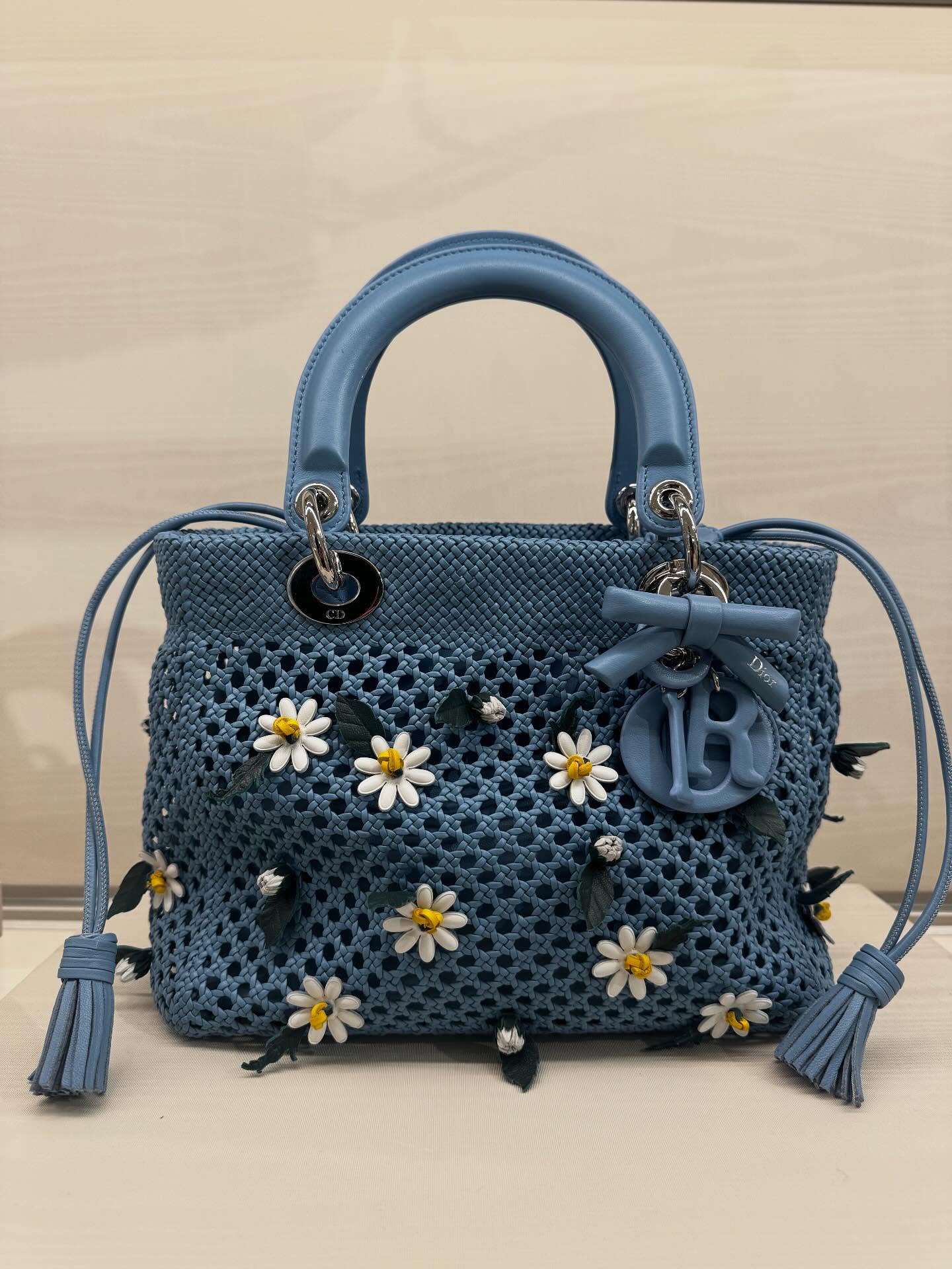 미리보는 디올의 프리폴✨
조나단 앤더슨의 2026 Pre-Fall 라인업
조나단 앤더슨이 디올 2026 프리폴 쇼룸 라인업을 공개했습니다. 무당벌레와 파인애플 주얼리부터 레이디 디올 백의 니팅 플라워 버전까지, 앤더슨의 공예적 디테일이 담긴 작품들이 시선을 끄는데요.
디올 시그니처를 담은 새틴 샌들부터 클래식 슈즈 라인까지 더해지며 우아하고 조형적인 앤더슨의 프리폴 무드, 지금 바로 확인해보세요. 이미지8