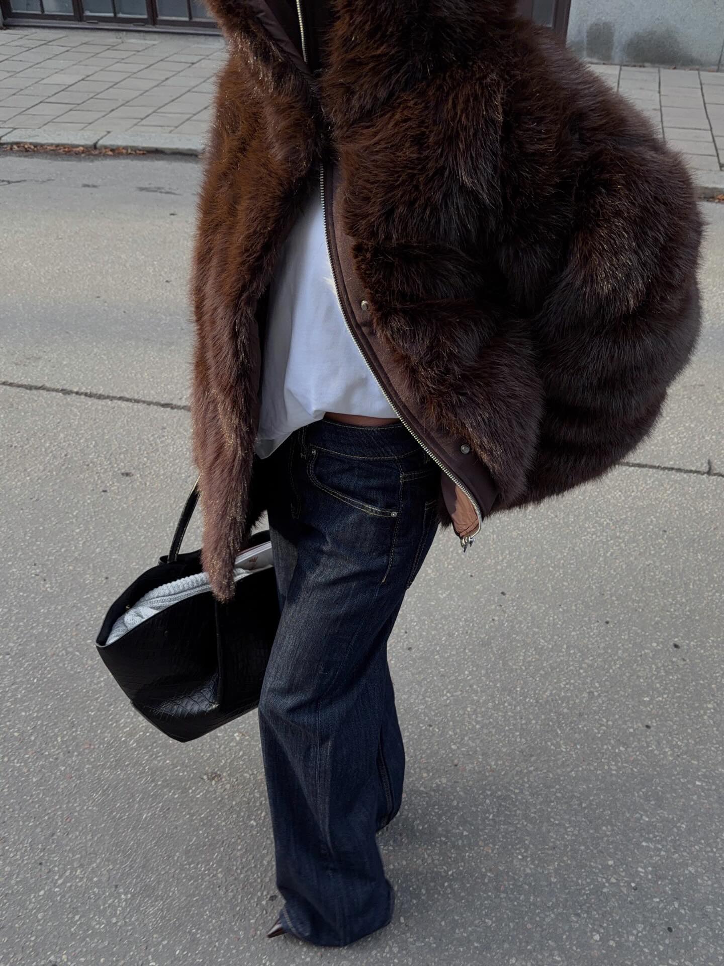 계절 바뀌어도 여전히 유효한 생지💙
톤 다운된 차분한 겨울룩엔, 생지 데님이 가장 잘 어울려👖❄️
이미지2