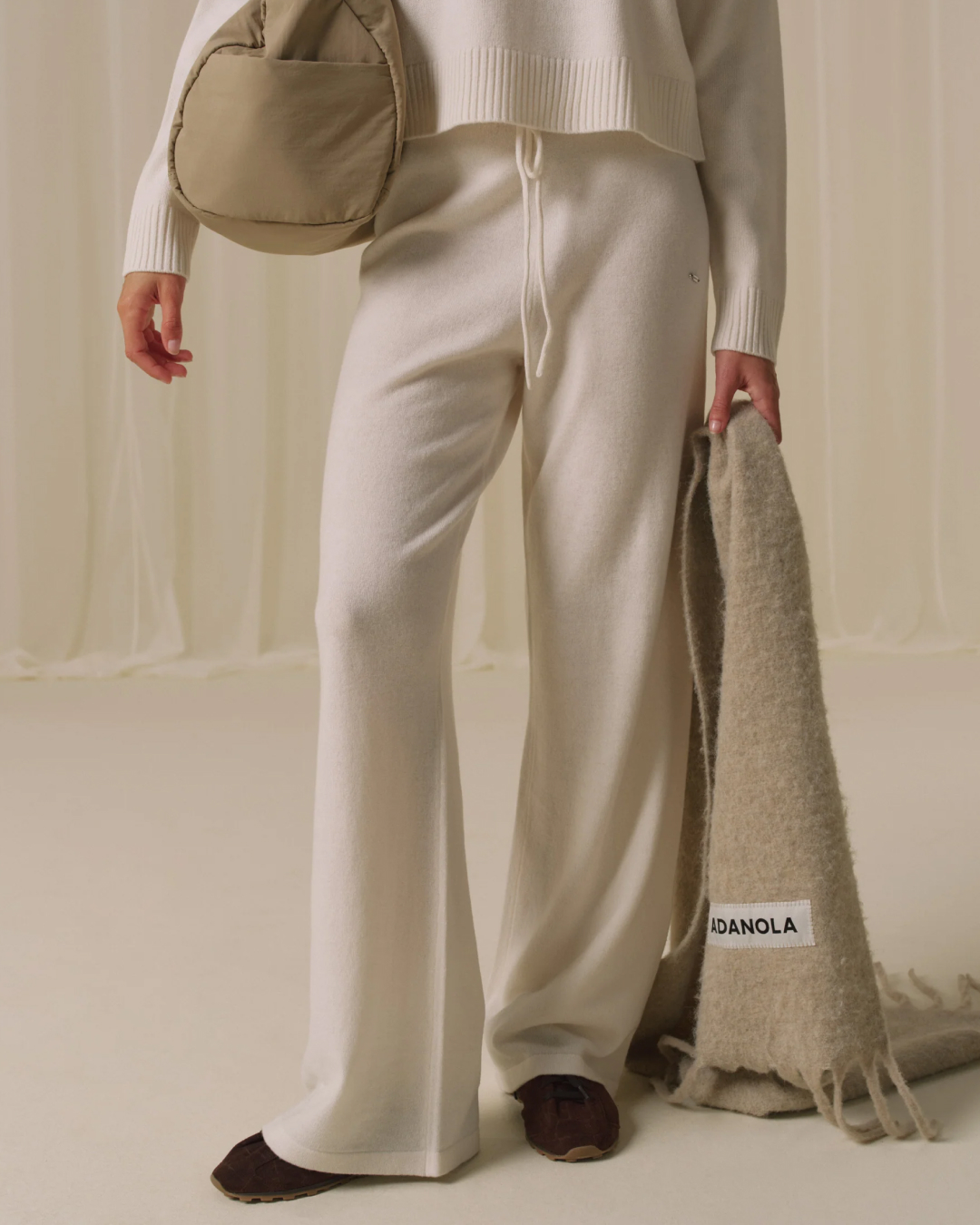 편안함도 스타일도 한 번에🪄
겨울엔 원마일웨어 셋업으로 꾸안꾸🏡🤎

요즘 입기 좋은 셋업, 지금 바로 소개해드릴게요.

1. 알로 어콜레이드 셋업, 각 20만 원대
프렌치 테리 소재로 만들어진 셋업입니다. 유니섹스 오버사이즈 핏으로 편안하면서도 가볍게 세련된 무드를 연출해주는데요. 헤어밴드와 함께 톤온톤 스타일로 매치하면 트렌디한 데일리룩을 완성할 수 있습니다.

2. 메리노 울 니트 셋업, 20만 원대
메리노울 소재로 만들어진 니트 셋업입니다. 릴랙스 핏이 더해져 편안하면서도 우아한 무드를 연출해주는데요. 퍼 코트와 함께 매치하면 원마일웨어의 세련된 데일리룩을 완성할 수 있습니다. 이미지9