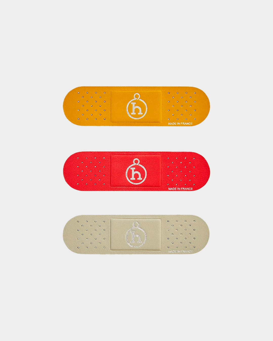 에르메스에서 반창고를...?😮
반창고를 오브제로 만든 에르메스식 럭셔리 아이템 살펴보자👀🔍
최근 에르메스가 실험적 라인인 Petit h를 통해 반창고에서 영감을 받은 독특한 액세서리를 선보였는데요. 패치 3개가 한 세트로 구성된 이 제품은 20만 원대 가격대로, 부드러운 양가죽인 램스킨 소재를 활용해 재사용이 가능한 탈부착형 디자인입니다.
각 패치의 끝부분에는 펀칭 디테일이 더해졌으며, 접착면은 보호 탭으로 덮여 실사용 시 편의성을 높였죠. 의료용품을 연상시키는 외형과 달리 노트북 가리개, 충전기 선 정리, 가방을 닫는 탭, 메모나 사진을 붙이는 오브제까지 다양하게 활용할 수 있습니다. 이미지1