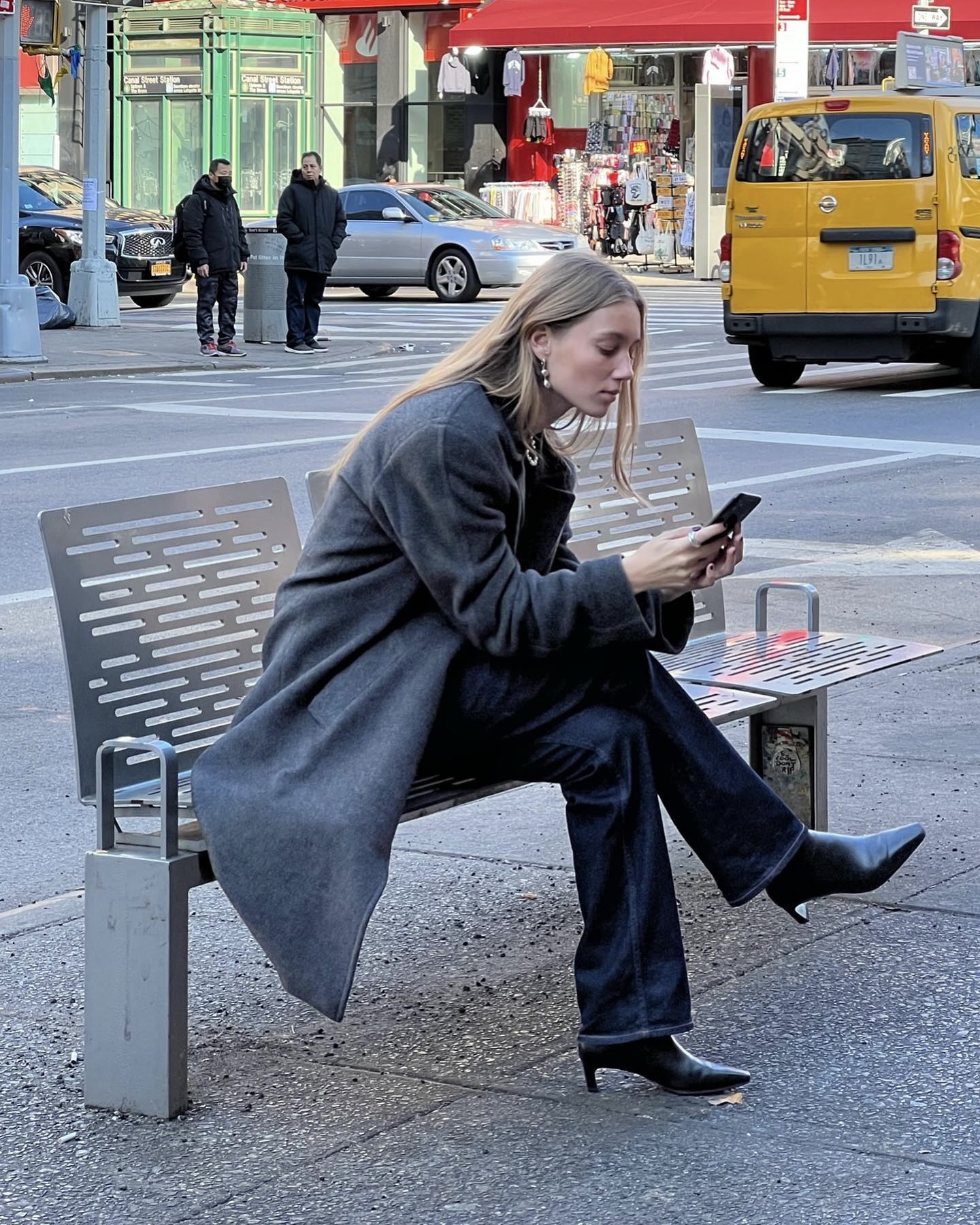 계절 바뀌어도 여전히 유효한 생지💙
톤 다운된 차분한 겨울룩엔, 생지 데님이 가장 잘 어울려👖❄️
이미지3