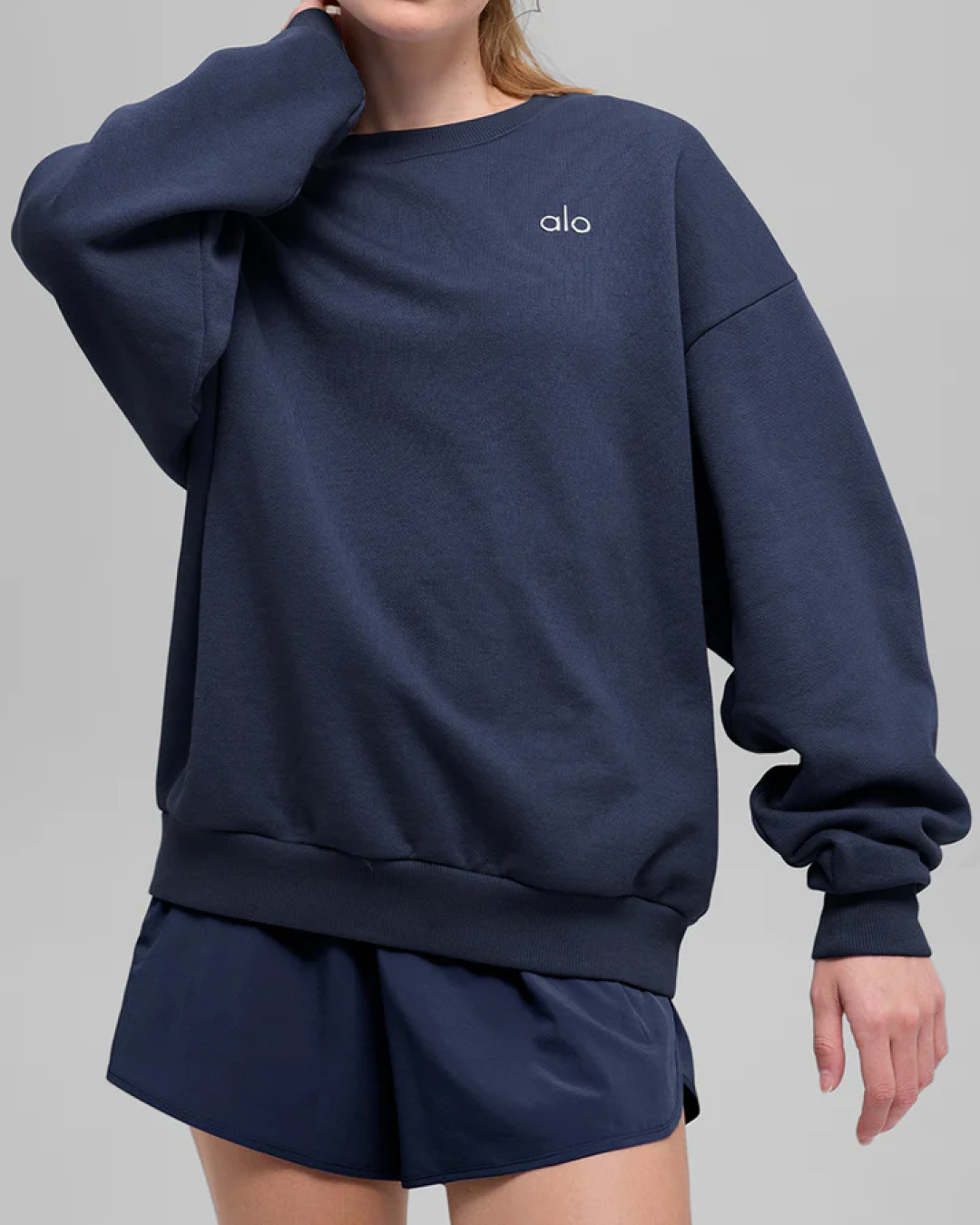 편안함도 스타일도 한 번에🪄
겨울엔 원마일웨어 셋업으로 꾸안꾸🏡🤎

요즘 입기 좋은 셋업, 지금 바로 소개해드릴게요.

1. 알로 어콜레이드 셋업, 각 20만 원대
프렌치 테리 소재로 만들어진 셋업입니다. 유니섹스 오버사이즈 핏으로 편안하면서도 가볍게 세련된 무드를 연출해주는데요. 헤어밴드와 함께 톤온톤 스타일로 매치하면 트렌디한 데일리룩을 완성할 수 있습니다.

2. 메리노 울 니트 셋업, 20만 원대
메리노울 소재로 만들어진 니트 셋업입니다. 릴랙스 핏이 더해져 편안하면서도 우아한 무드를 연출해주는데요. 퍼 코트와 함께 매치하면 원마일웨어의 세련된 데일리룩을 완성할 수 있습니다. 이미지4