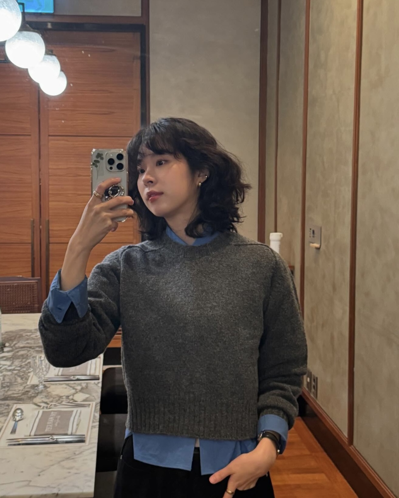 결혼식인데 패딩 입을 순 없잖아?🤔 춥다고 대충 입지 말고, 아우터부터 이너까지 센스 살리자✨🩶 이미지