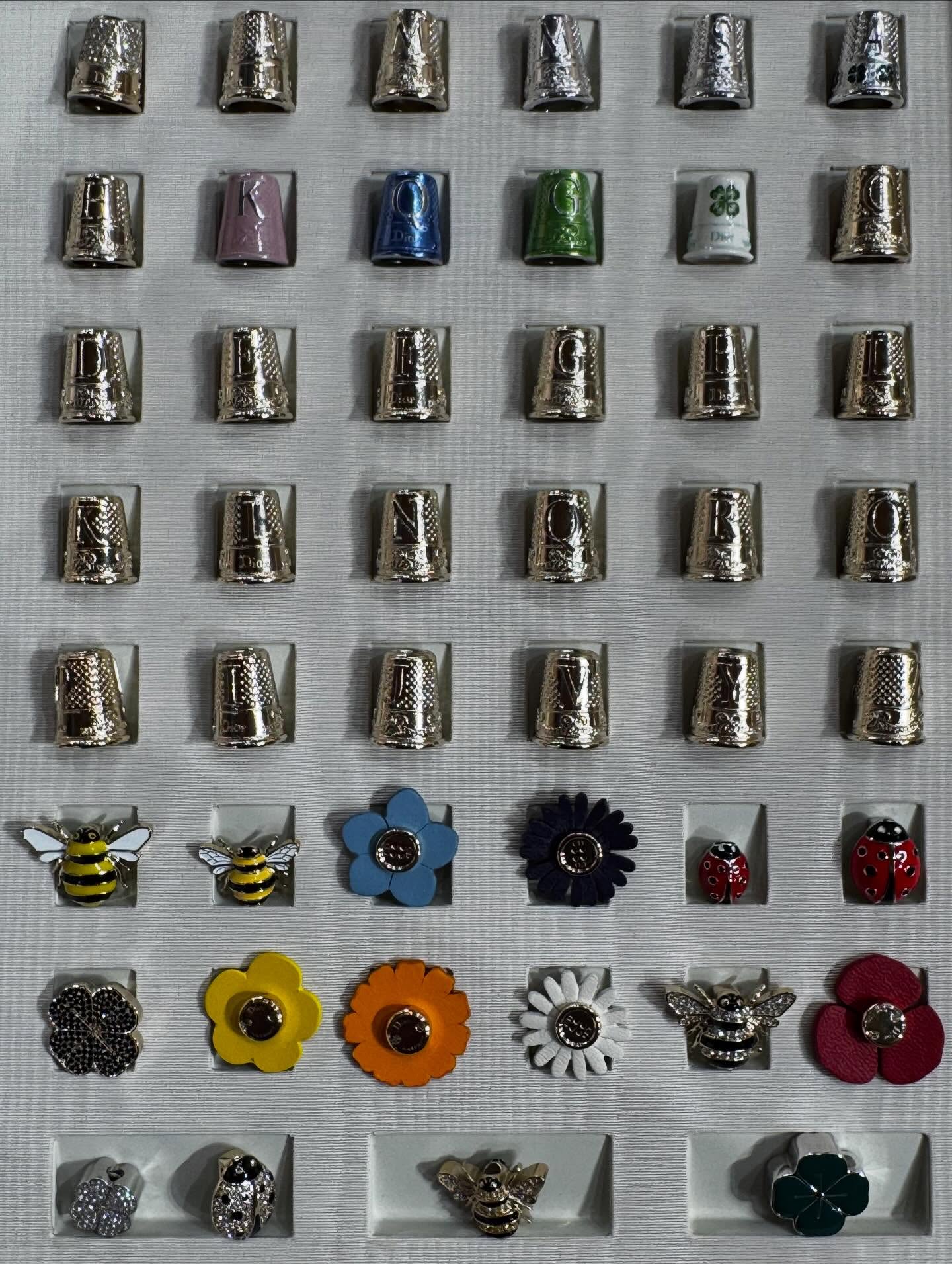 미리보는 디올의 프리폴✨
조나단 앤더슨의 2026 Pre-Fall 라인업
조나단 앤더슨이 디올 2026 프리폴 쇼룸 라인업을 공개했습니다. 무당벌레와 파인애플 주얼리부터 레이디 디올 백의 니팅 플라워 버전까지, 앤더슨의 공예적 디테일이 담긴 작품들이 시선을 끄는데요.
디올 시그니처를 담은 새틴 샌들부터 클래식 슈즈 라인까지 더해지며 우아하고 조형적인 앤더슨의 프리폴 무드, 지금 바로 확인해보세요. 이미지5