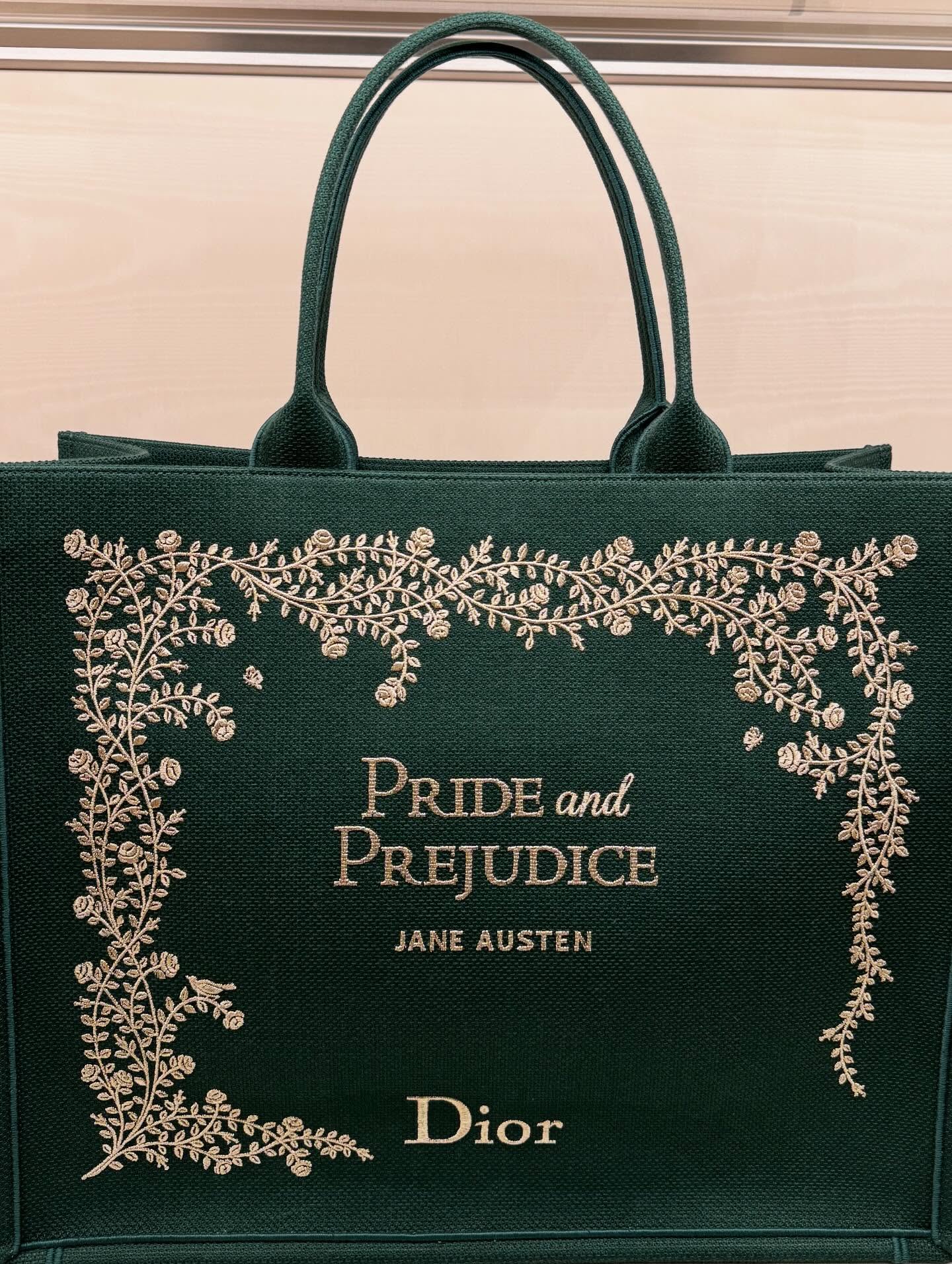 미리보는 디올의 프리폴✨
조나단 앤더슨의 2026 Pre-Fall 라인업
조나단 앤더슨이 디올 2026 프리폴 쇼룸 라인업을 공개했습니다. 무당벌레와 파인애플 주얼리부터 레이디 디올 백의 니팅 플라워 버전까지, 앤더슨의 공예적 디테일이 담긴 작품들이 시선을 끄는데요.
디올 시그니처를 담은 새틴 샌들부터 클래식 슈즈 라인까지 더해지며 우아하고 조형적인 앤더슨의 프리폴 무드, 지금 바로 확인해보세요. 이미지7