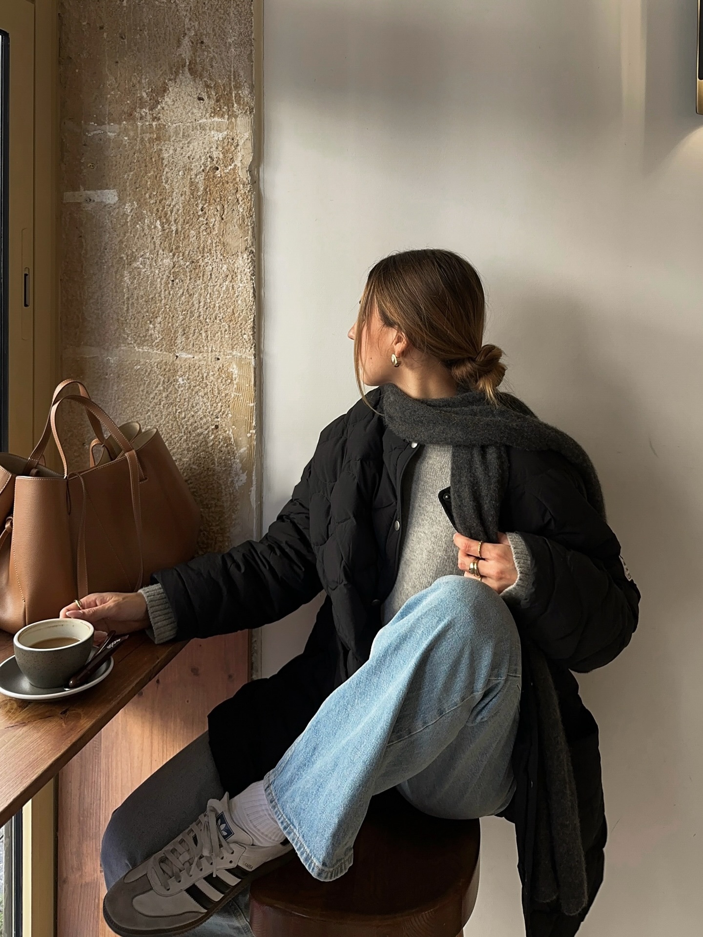 경량 패딩 붐은 이미 왔어🔥
늦지 않게 가볍고 편안한 경량 패딩으로 갈아타 보자🪄🖤

두꺼운 헤비 패딩보다 가볍고 얇은 경량 패딩 2가지를 소개합니다.

1. 피레넥스 시에나 우먼 라이트 웨이트 다운 재킷, 60만 원대
퀼팅 디테일이 돋보이는 이 경량 패딩은 가볍고 발수성이 뛰어난 폴리아미드 소재를 활용했으며, 스냅 버튼, 둥근 카라 디자인을 더해 깔끔하고 데일리하게 활용하기 좋죠. 데님 팬츠와 니트를 매치하면 캐주얼하고 내추럴한 스타일을 연출할 수 있습니다.

2. 스투시 미드웨이트 퍼퍼 아이리스, 30만 원대
하이넥의 작은 자수 로고와 퀼팅 디테일이 돋보이는 이 경량 패딩은 은은한 광택감의 나일론 소재와 깃털과 다운 충전재를 사용해 가볍지만 보온성 있죠. 진보라 계열의 팬츠와 운동화를 패딩에 매치하면 톤온톤 느낌의 스트릿 룩을 완성할 수 있습니다. 이미지1