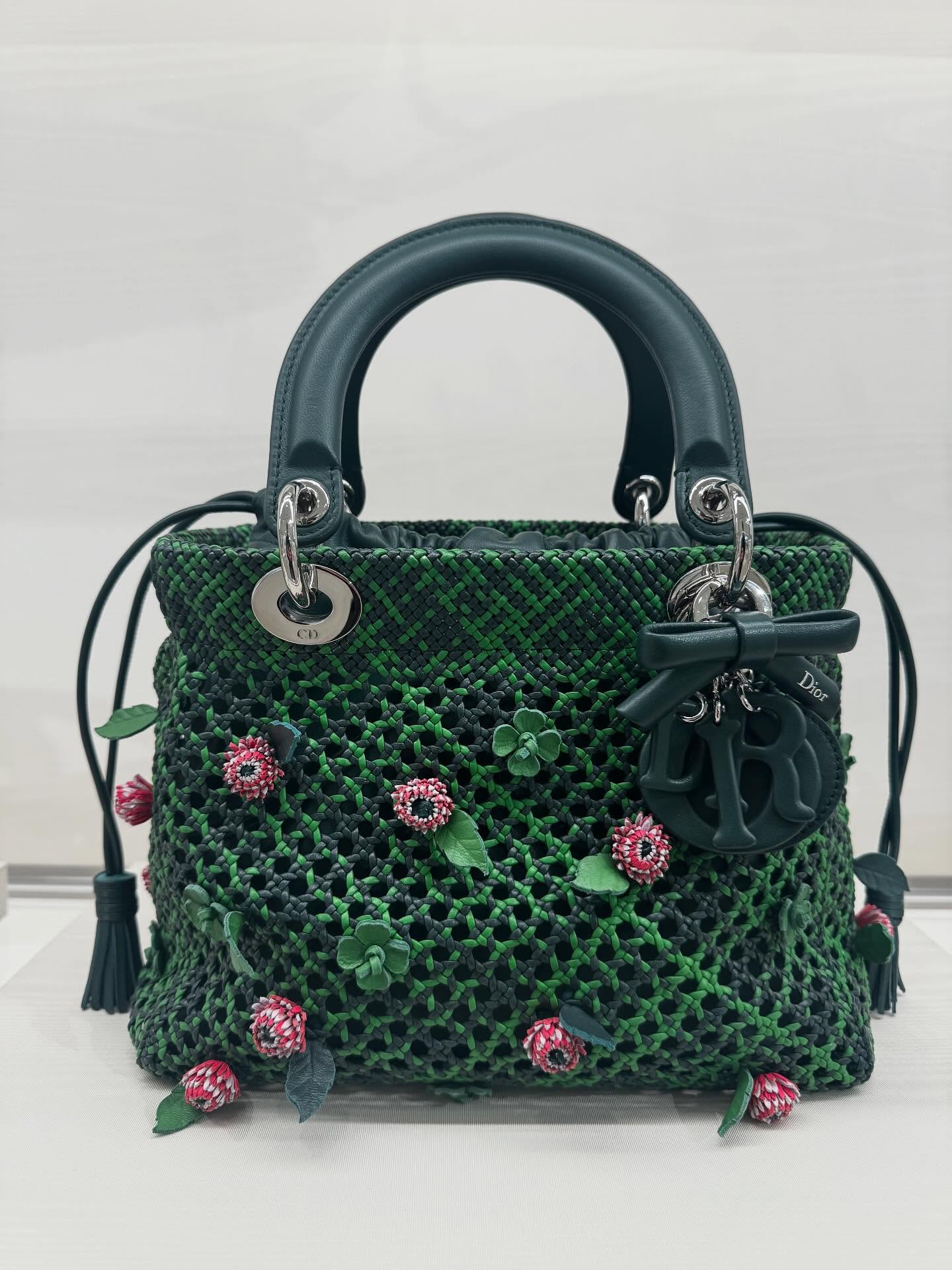 미리보는 디올의 프리폴✨
조나단 앤더슨의 2026 Pre-Fall 라인업
조나단 앤더슨이 디올 2026 프리폴 쇼룸 라인업을 공개했습니다. 무당벌레와 파인애플 주얼리부터 레이디 디올 백의 니팅 플라워 버전까지, 앤더슨의 공예적 디테일이 담긴 작품들이 시선을 끄는데요.
디올 시그니처를 담은 새틴 샌들부터 클래식 슈즈 라인까지 더해지며 우아하고 조형적인 앤더슨의 프리폴 무드, 지금 바로 확인해보세요. 이미지2