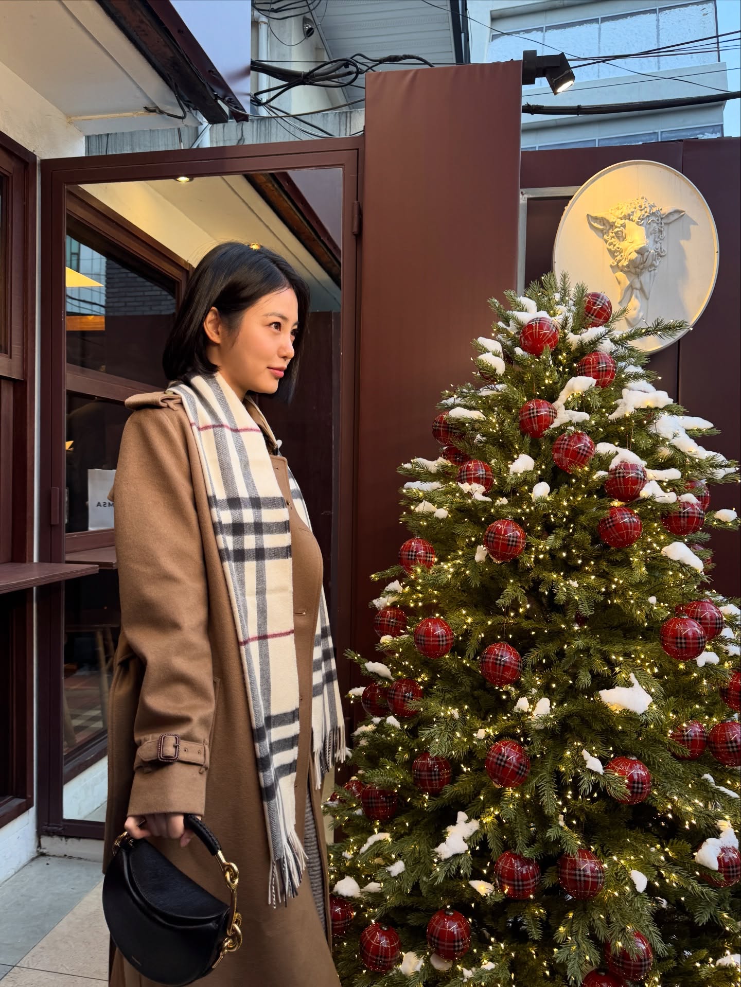 겨울바람은 목도리로 막자🧣
두르기만 해도 얼굴 작아 보이는 거 알아?👀✨ 이미지3