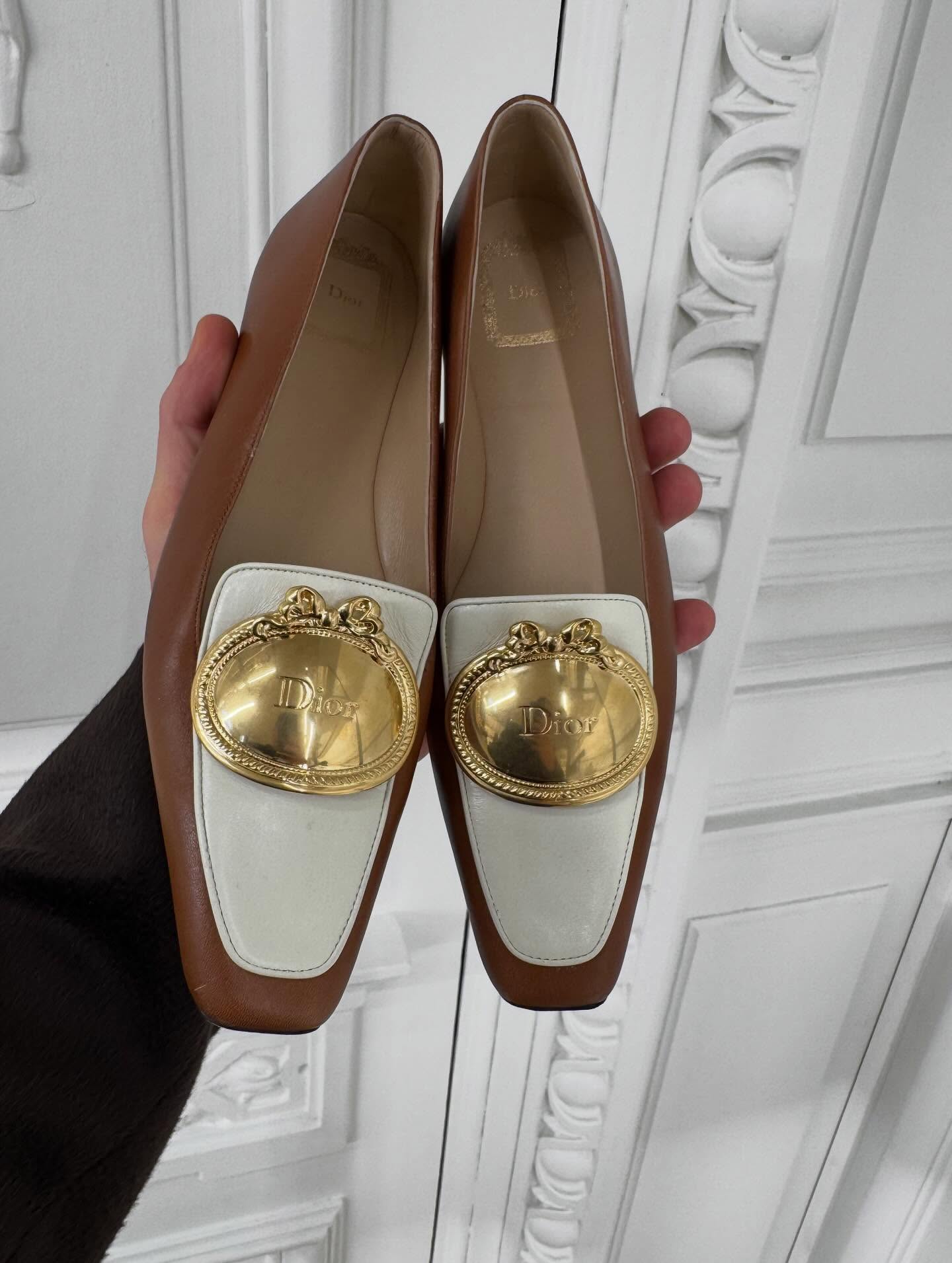 미리보는 디올의 프리폴✨
조나단 앤더슨의 2026 Pre-Fall 라인업
조나단 앤더슨이 디올 2026 프리폴 쇼룸 라인업을 공개했습니다. 무당벌레와 파인애플 주얼리부터 레이디 디올 백의 니팅 플라워 버전까지, 앤더슨의 공예적 디테일이 담긴 작품들이 시선을 끄는데요.
디올 시그니처를 담은 새틴 샌들부터 클래식 슈즈 라인까지 더해지며 우아하고 조형적인 앤더슨의 프리폴 무드, 지금 바로 확인해보세요. 이미지3