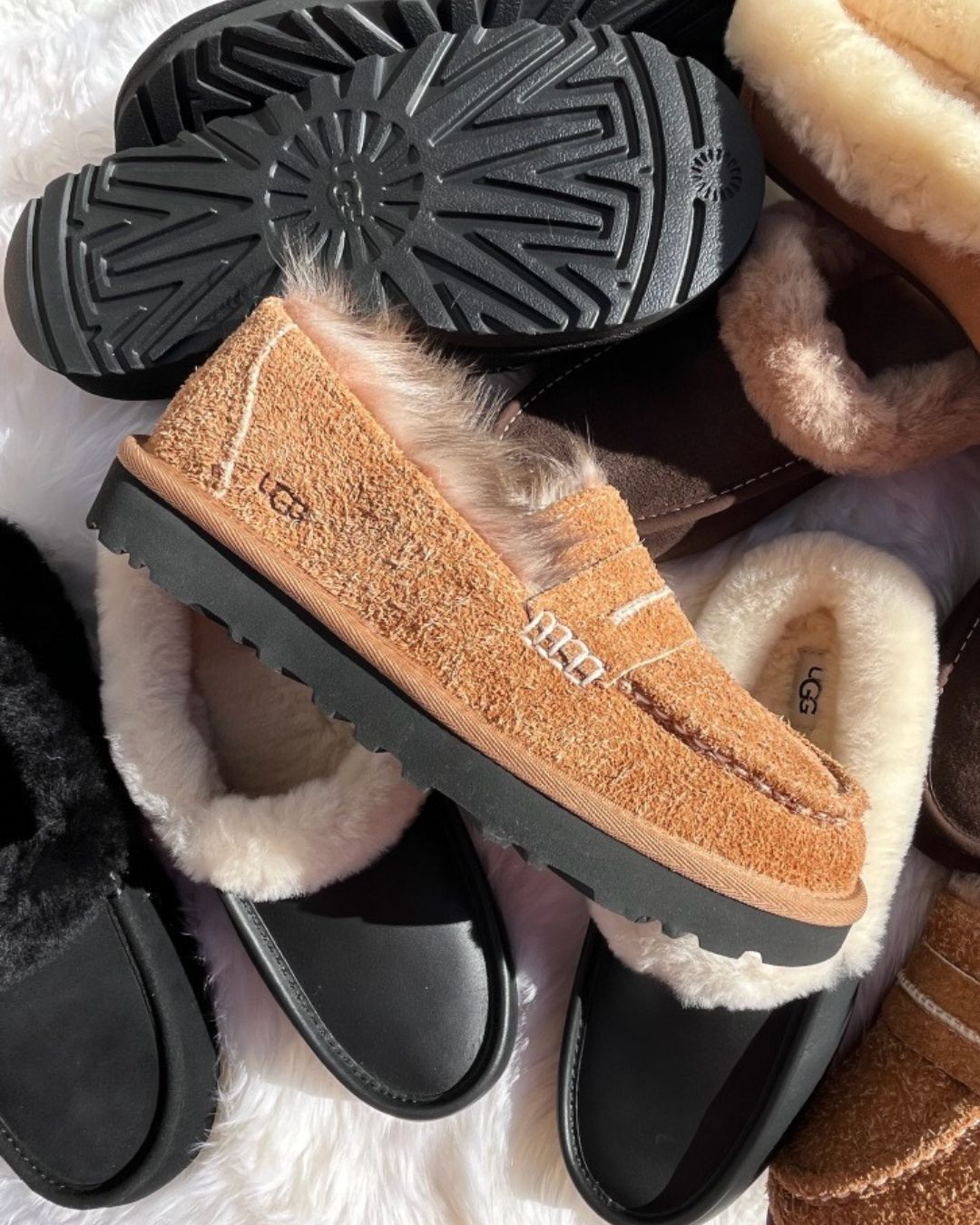 어그가 로퍼를? 생각보다 이쁘네🤎
부츠 무거운 날, 출근길을 가볍게 만드는 어그의 엘리스 로퍼✨💨
최근에 어그가 부츠가 아닌 로퍼를 선보였는데요. 엘리스 로퍼는 브랜드 특유의 포근함을 클래식한 로퍼의 실루엣에 담아낸 아이템으로, 스웨이드 소재와 부드러운 퍼 안감을 활용해 겨울에도 따뜻하고 편안한 착용감을 주죠.
플랫한 형태로 슬랙스나 데님 팬츠, 코트 등 어떤 룩에 매치해도 자연스럽게 어울립니다. 너무 포멀하거나 캐주얼하지 않은 디자인 덕분에, 부츠가 불편하거나 부담스러운 날에도 부담 없이 신기 좋은 실용적인 데일리 신발입니다. 이미지5