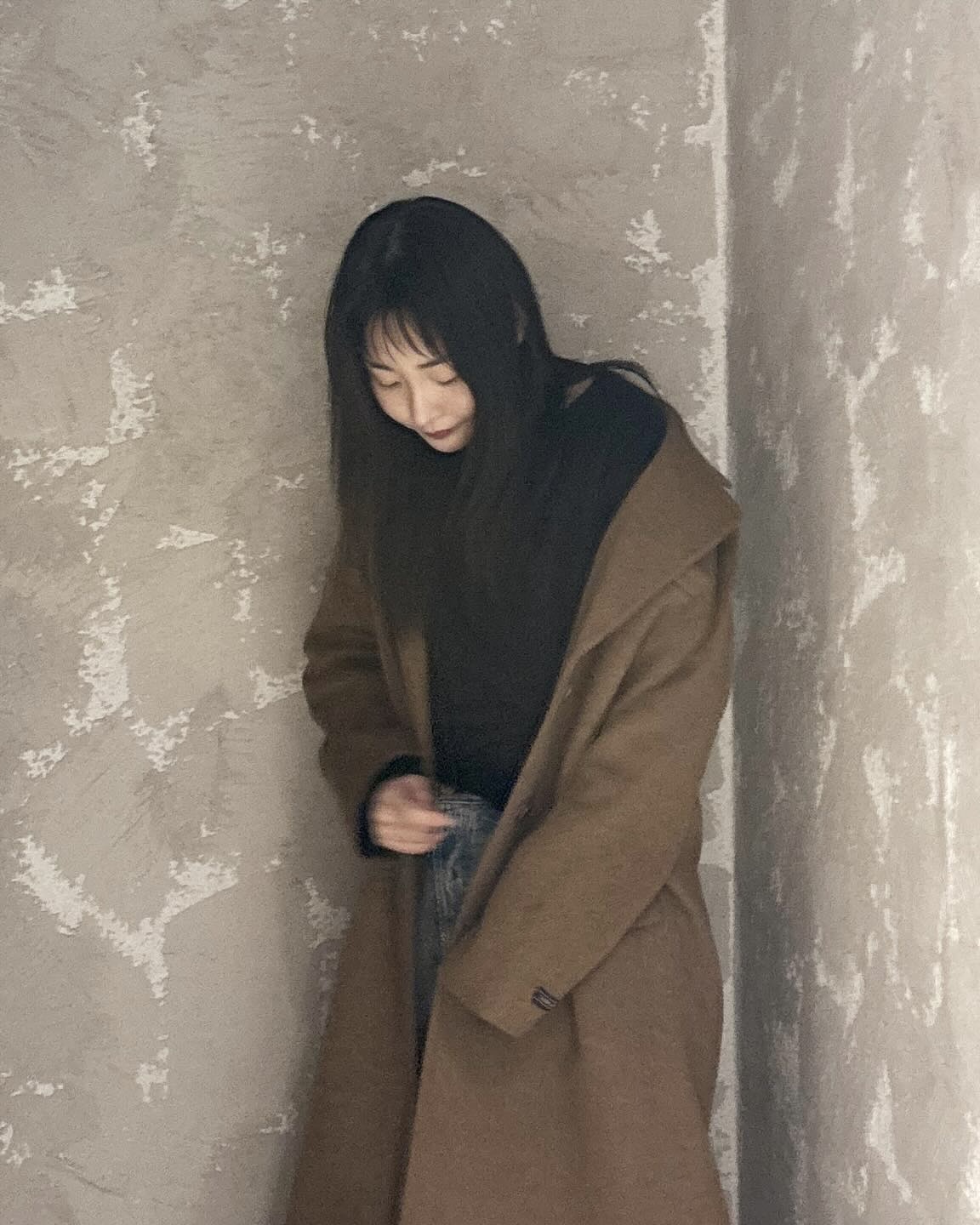 겨울에 꼭 필요한 아우터? 롱코트🧥
클래식한 롱코트가 출근룩부터 데이트룩까지 책임져 줄 거야💛🪄 이미지3