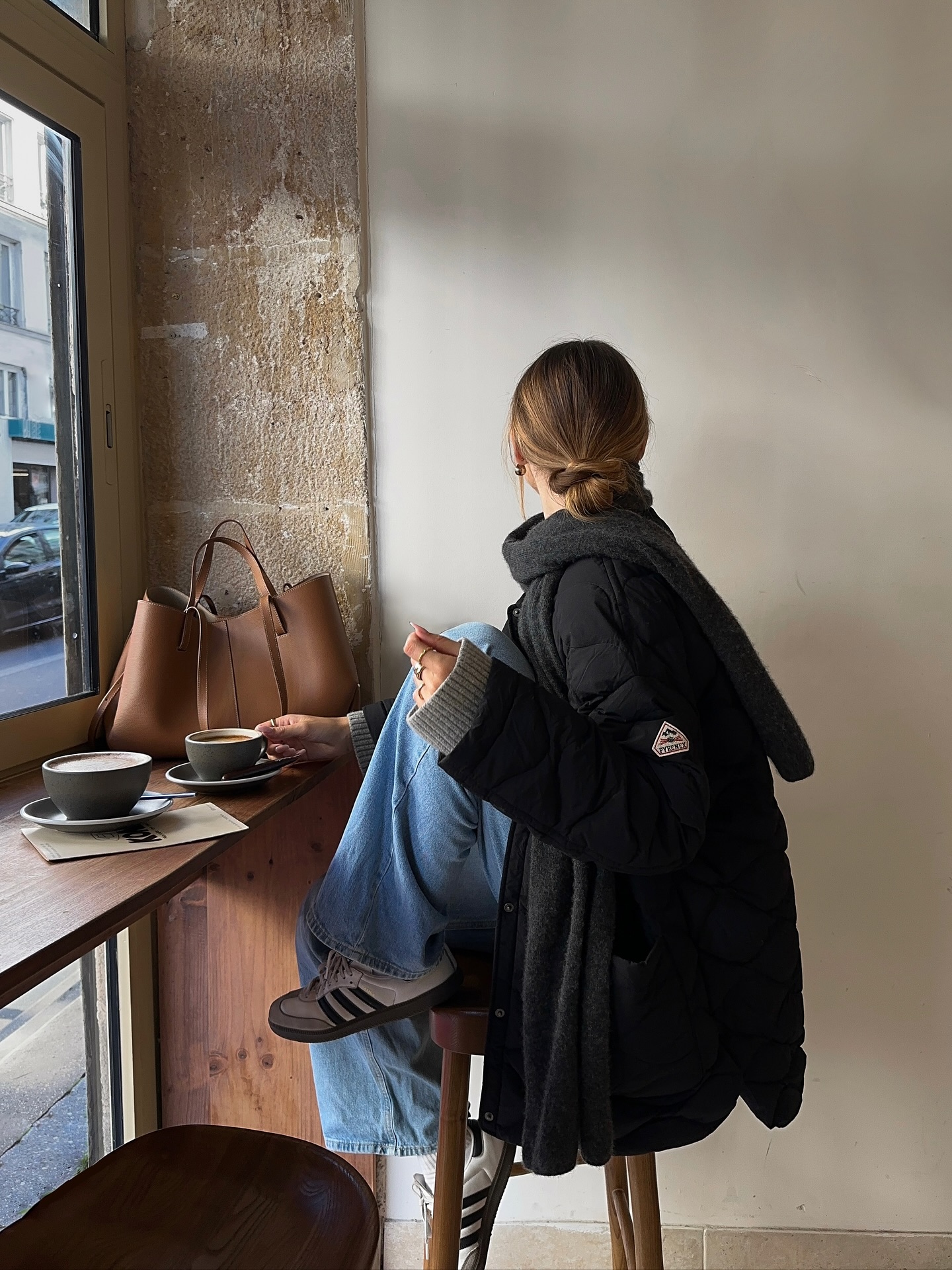 경량 패딩 붐은 이미 왔어🔥
늦지 않게 가볍고 편안한 경량 패딩으로 갈아타 보자🪄🖤

두꺼운 헤비 패딩보다 가볍고 얇은 경량 패딩 2가지를 소개합니다.

1. 피레넥스 시에나 우먼 라이트 웨이트 다운 재킷, 60만 원대
퀼팅 디테일이 돋보이는 이 경량 패딩은 가볍고 발수성이 뛰어난 폴리아미드 소재를 활용했으며, 스냅 버튼, 둥근 카라 디자인을 더해 깔끔하고 데일리하게 활용하기 좋죠. 데님 팬츠와 니트를 매치하면 캐주얼하고 내추럴한 스타일을 연출할 수 있습니다.

2. 스투시 미드웨이트 퍼퍼 아이리스, 30만 원대
하이넥의 작은 자수 로고와 퀼팅 디테일이 돋보이는 이 경량 패딩은 은은한 광택감의 나일론 소재와 깃털과 다운 충전재를 사용해 가볍지만 보온성 있죠. 진보라 계열의 팬츠와 운동화를 패딩에 매치하면 톤온톤 느낌의 스트릿 룩을 완성할 수 있습니다. 이미지3