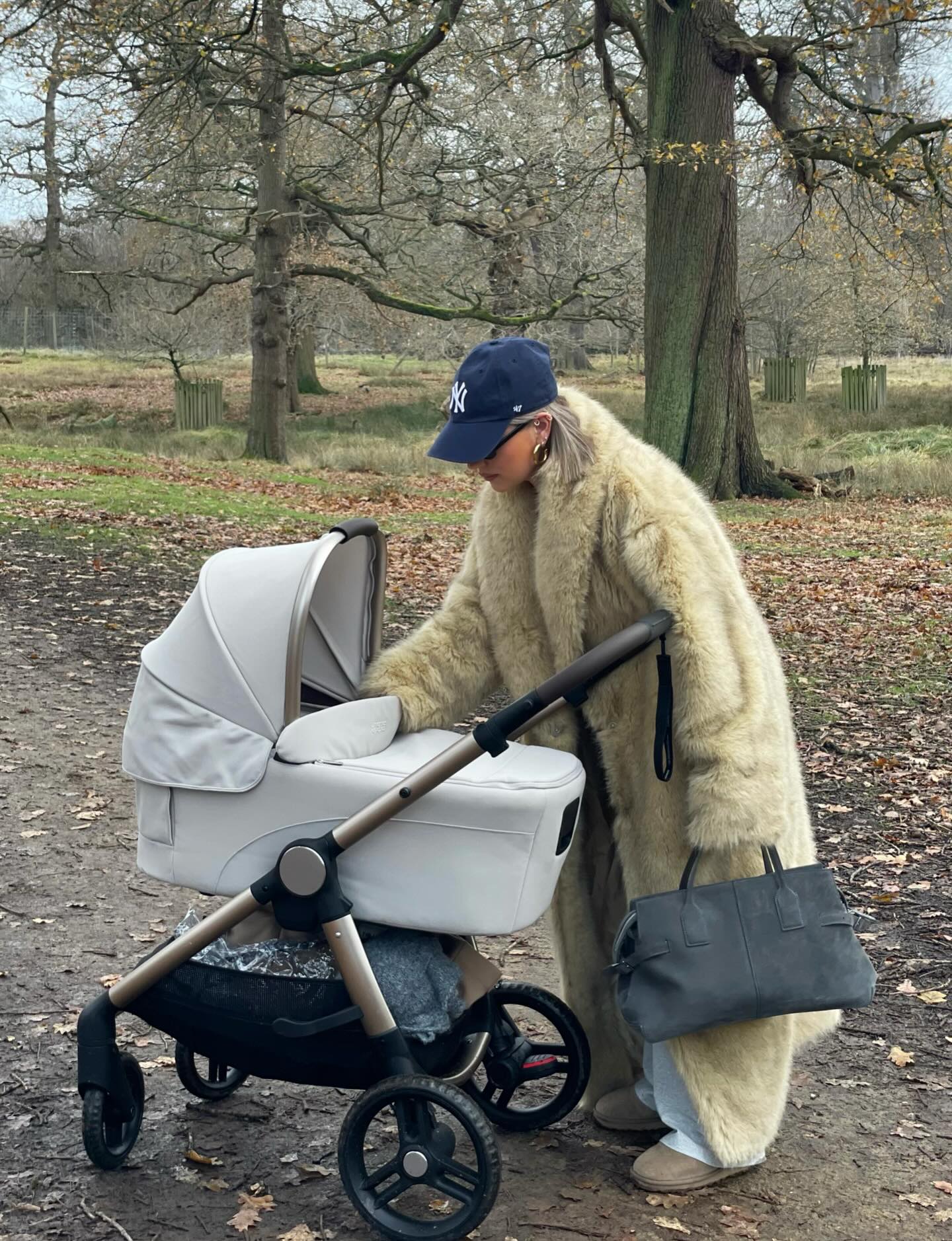올겨울 트렌드 퍼코트🧸
연말룩까지 책임지는 고급스러움🤎✨
이미지3