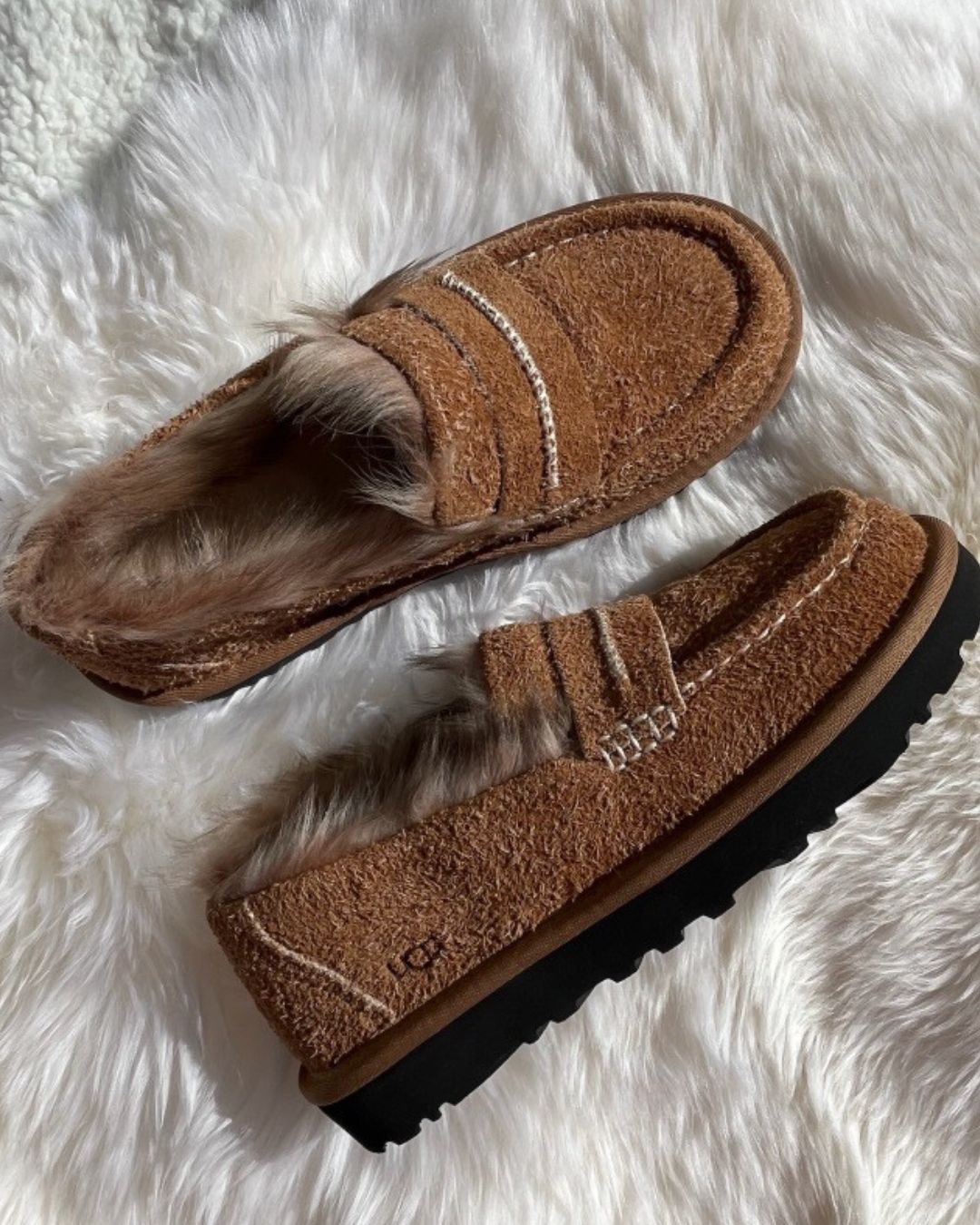 어그가 로퍼를? 생각보다 이쁘네🤎
부츠 무거운 날, 출근길을 가볍게 만드는 어그의 엘리스 로퍼✨💨
최근에 어그가 부츠가 아닌 로퍼를 선보였는데요. 엘리스 로퍼는 브랜드 특유의 포근함을 클래식한 로퍼의 실루엣에 담아낸 아이템으로, 스웨이드 소재와 부드러운 퍼 안감을 활용해 겨울에도 따뜻하고 편안한 착용감을 주죠.
플랫한 형태로 슬랙스나 데님 팬츠, 코트 등 어떤 룩에 매치해도 자연스럽게 어울립니다. 너무 포멀하거나 캐주얼하지 않은 디자인 덕분에, 부츠가 불편하거나 부담스러운 날에도 부담 없이 신기 좋은 실용적인 데일리 신발입니다. 이미지1